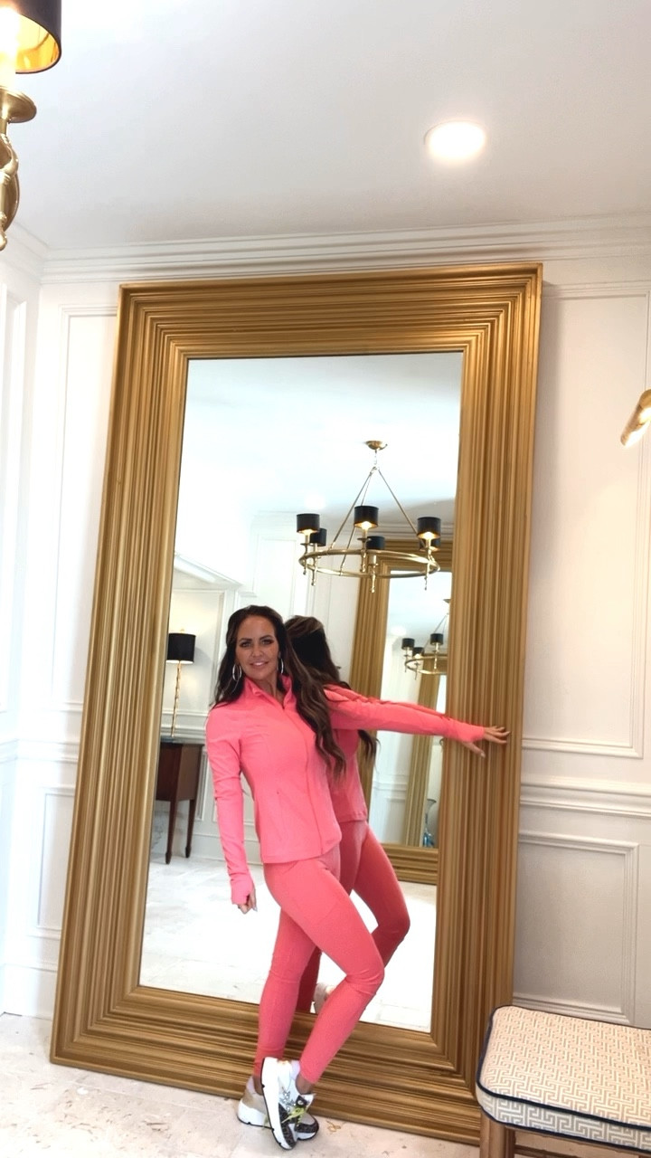 How I think I’m going to start my day… vs. how it actually starts. 🤦‍♀️ But on the bright side, my #ootd is a steal! 