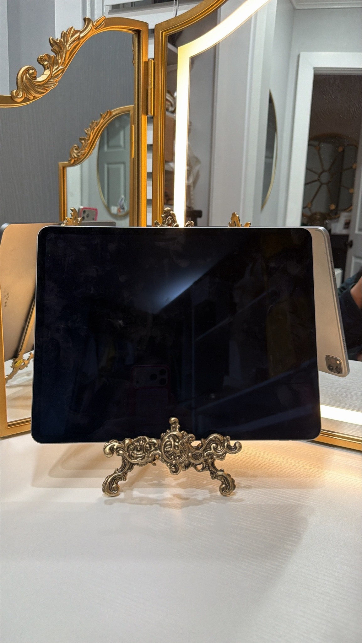 Vintage details make everything prettier 🤎✨ Obsessed with this antique-inspired iPad stand — functional, elegant, and such a beautiful touch for my vanity or desk. The perfect mix of vintage charm + everyday function.

#LTKHome #LTKFinds #VintageDecor #iPadStand #HomeDecorFinds #VanityDecor #VintageStyle #AmazonHomeFinds

#LTKHome #LTKSeasonal #LTKstorytime
