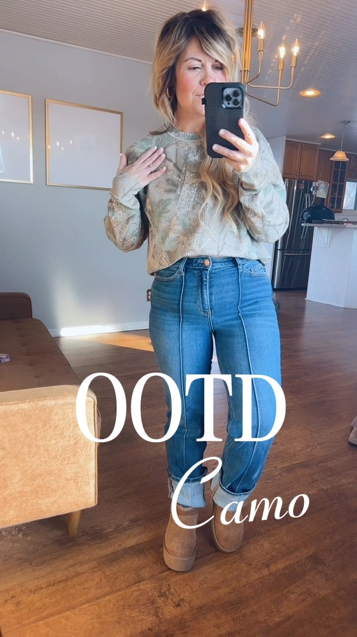 #ootd
#oofitideas 
#fits #winteroutfits 
Jeans size 5
Abercrombie men’s size extra small
Ugg mini platform! I love them!


#LTKShoeCrush #LTKWatchNow #LTKWorkwear