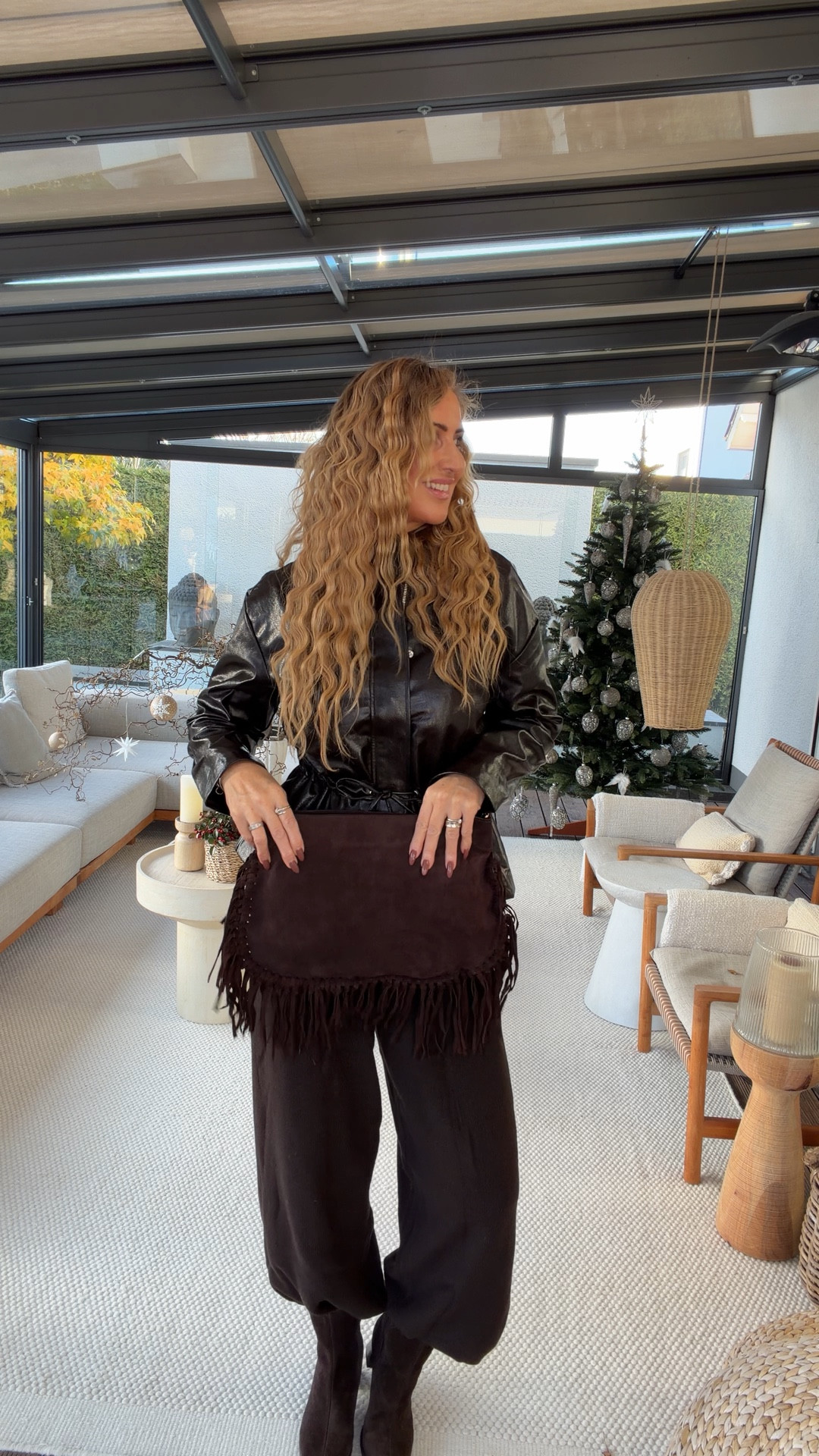 Ich habe mir bei bonprix verschiedene Teile ausgesucht und daraus schöne Looks für die kommenden Tage gestylt ✨
Ein Look für den Brunch mit der Familie – gemütlich, weich und trotzdem schick.
Ein Look für Shopping & Weihnachtsmarkt – warm, bequem und perfekt für lange Tage unterwegs.
Und zum Schluss mein festlicher Glam-Look – genau richtig für besondere Momente in der Weihnachtszeit 🤍


#bonprix 

#LTKkleider #LTKeurope #LTKdeutschland