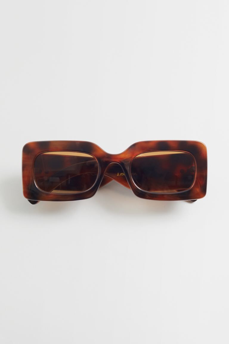 Sonnenbrille mit breitem, eckigem Rahmen | H&M (DE, AT, CH, DK, NL, NO, FI)