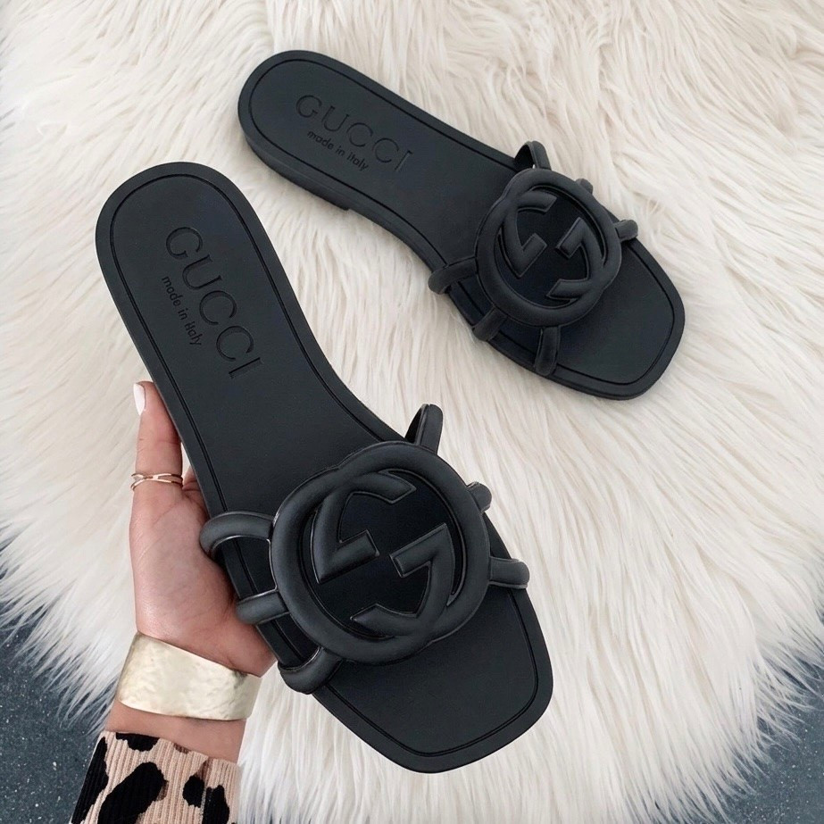 Gucci sandals runs true to size. I wear size 8.5 and 39.5 in these sandals