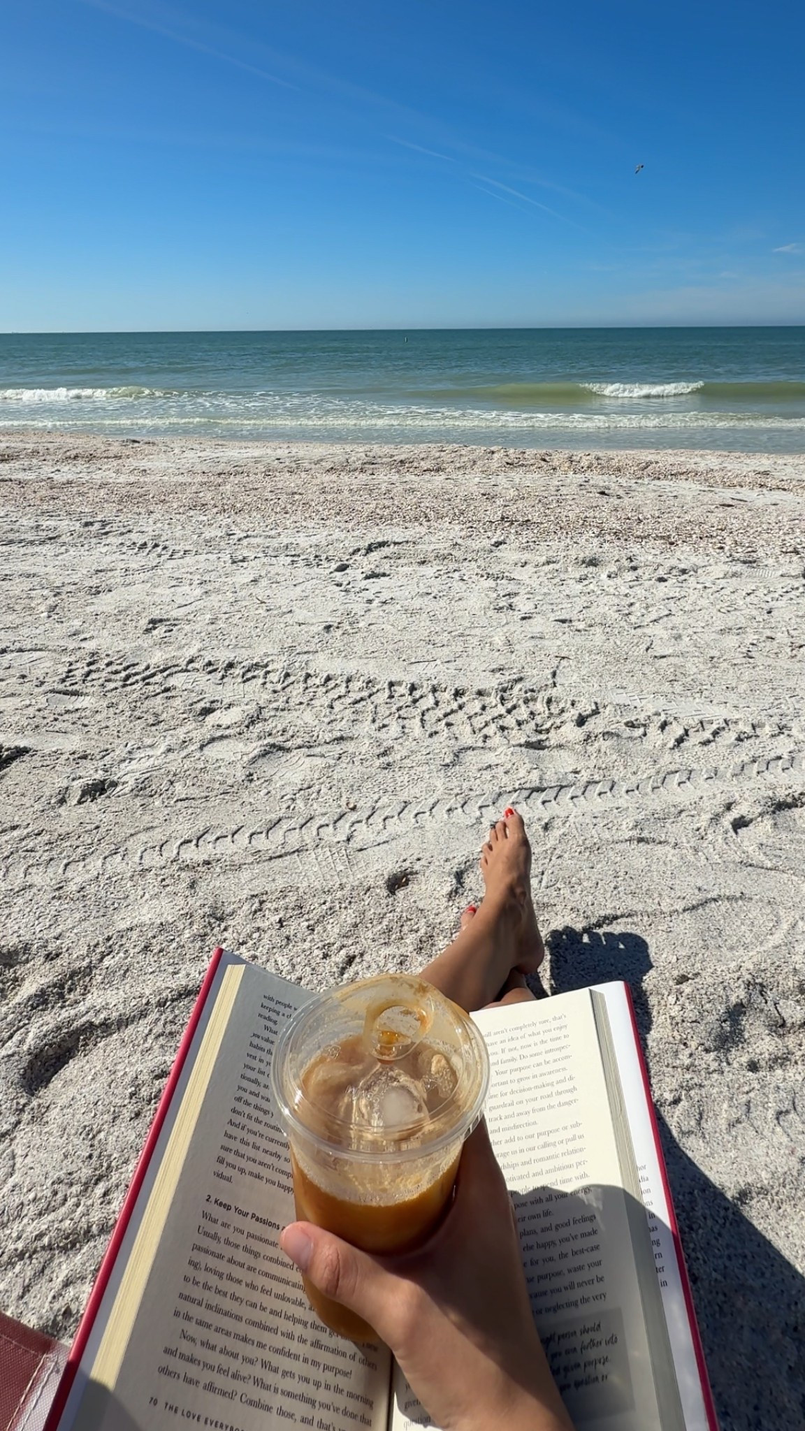 #ad my ideal morning! a coffee, a good book & the beach🌞 @ryzesuperfoods @target #RYZESuperFoods #RYZEPartner #RyzeatTarget #TargetPartner #Target

