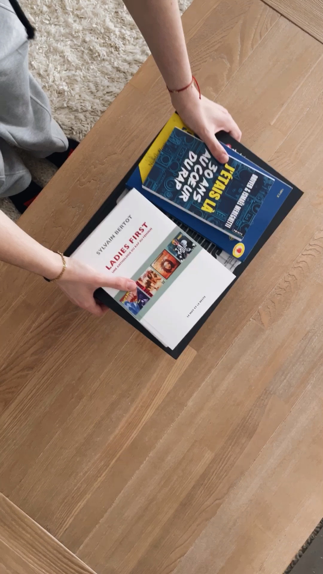 Ambiance culture urbaine et street art à la maison avec des musiques hip hop, des livres autour du rap, breakdance et beatboxing tout en étant relax avec une tenue sportwear 

#LTKworkwear #LTKhome