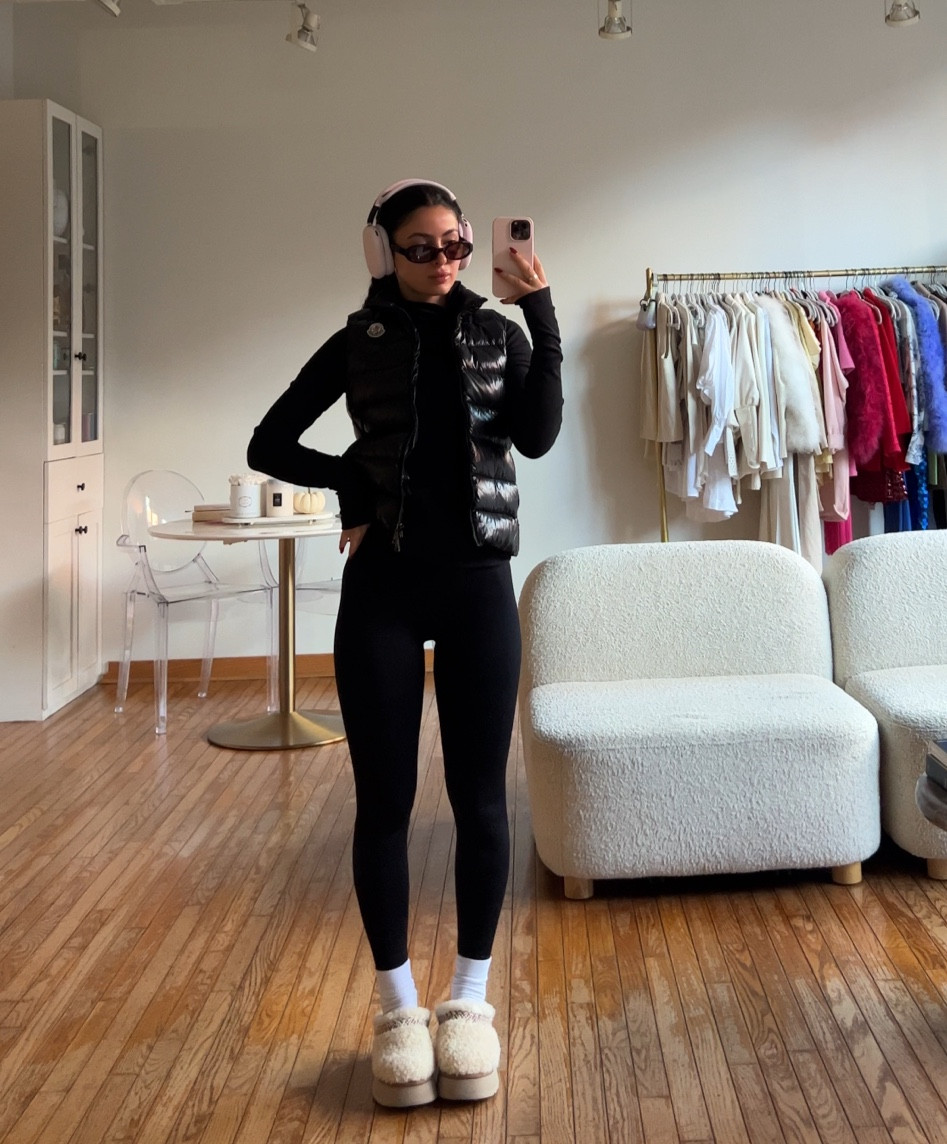Fall fashion uggs outfit ootd fall athleisure 

#LTKshoecrush #LTKSeasonal #LTKfindsunder100