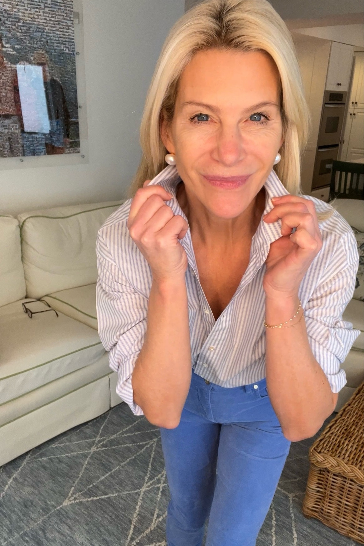 The Finn shirt with blue velvet jeans. Yes 💙

#LTKStyleTip #LTKOver40 #LTKMidsize