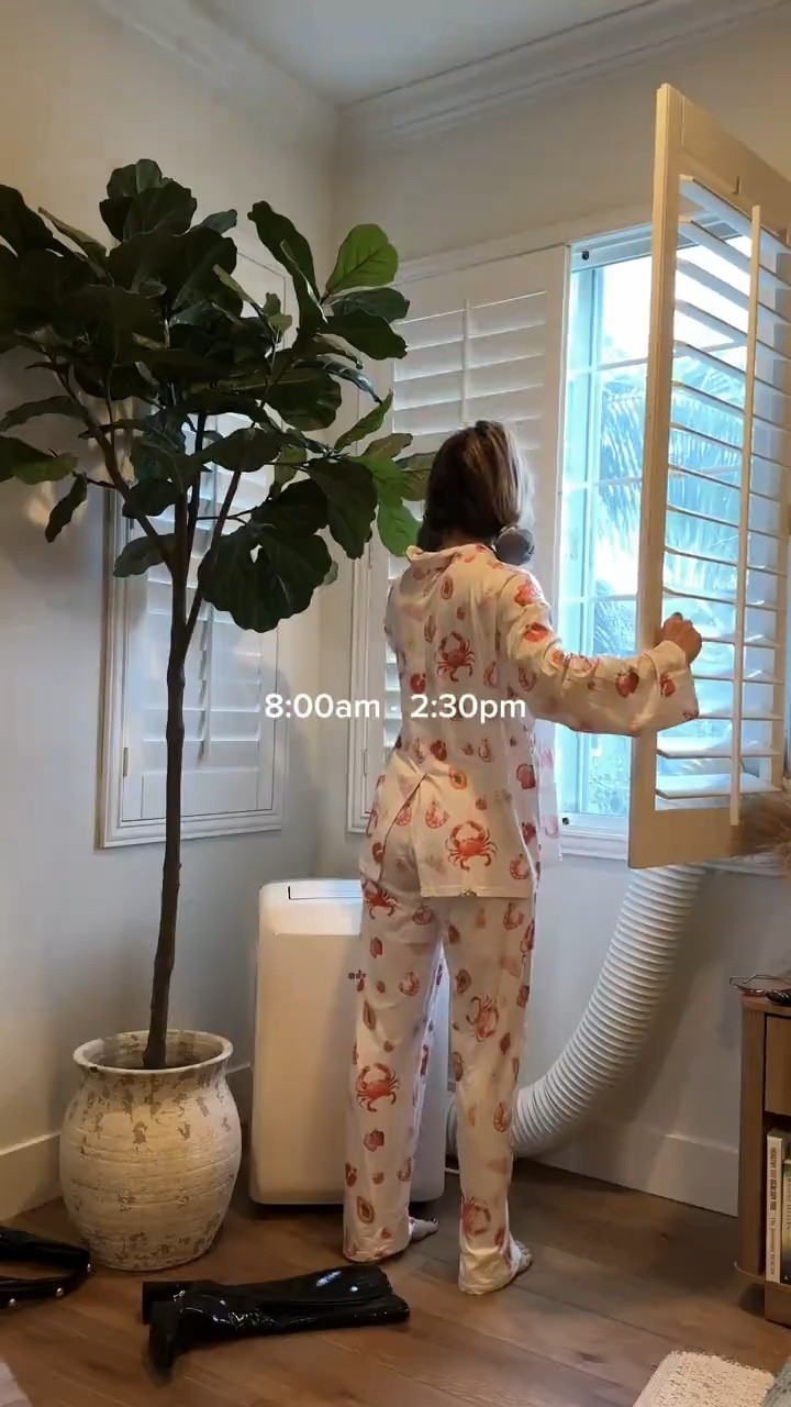 Happy new week!! ✨🥰 love my quiet mornings, stopping to grab a coffee and tap with a friend and getting my workout in! 🩷

#LTKActive #LTKSeasonal #LTKStyleTip