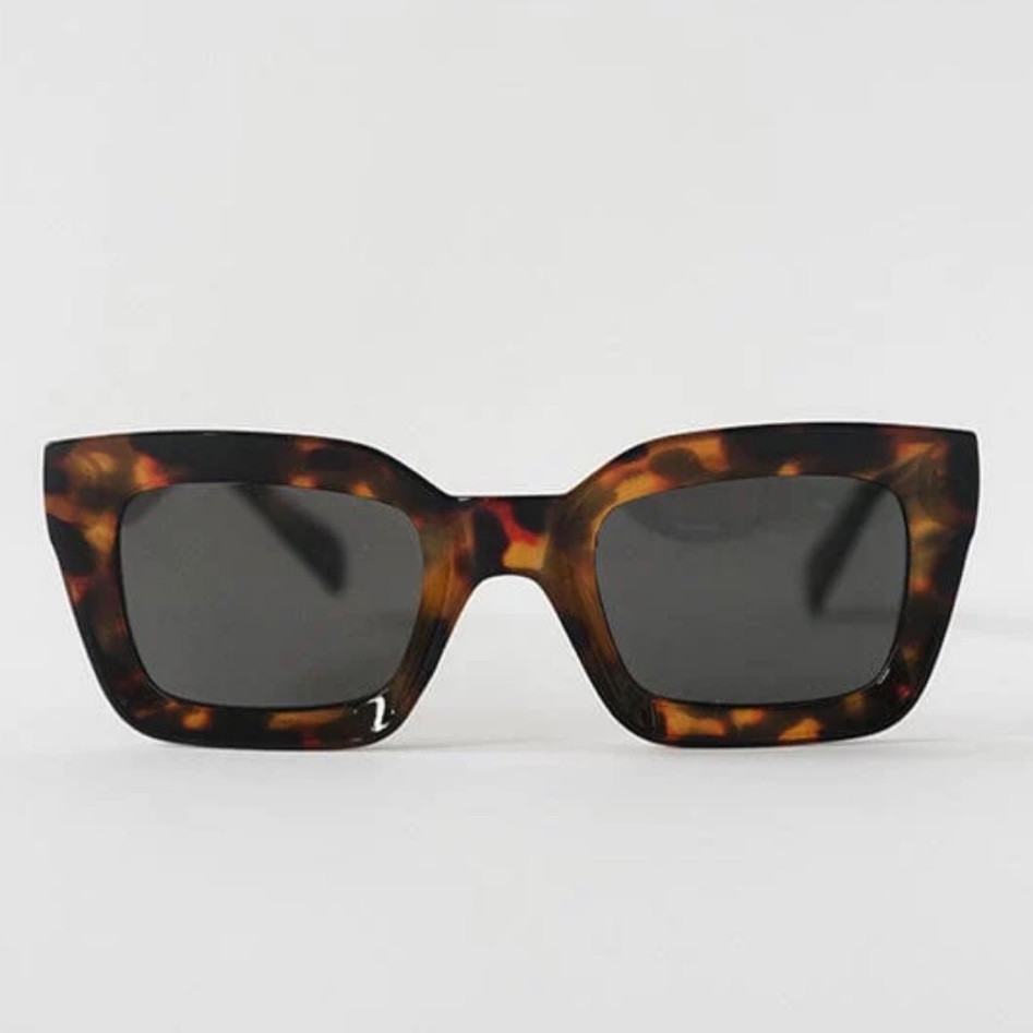 My go to Tort Sunglasses for Fall 🍂They come with the cutest case! 