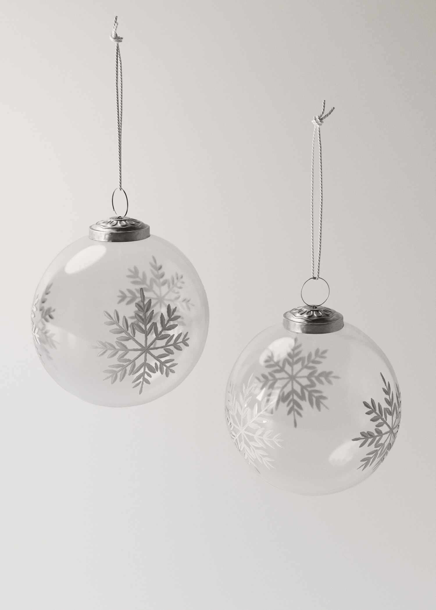 Tree decorations with snowflake detail | Mango (US/MX/AU)