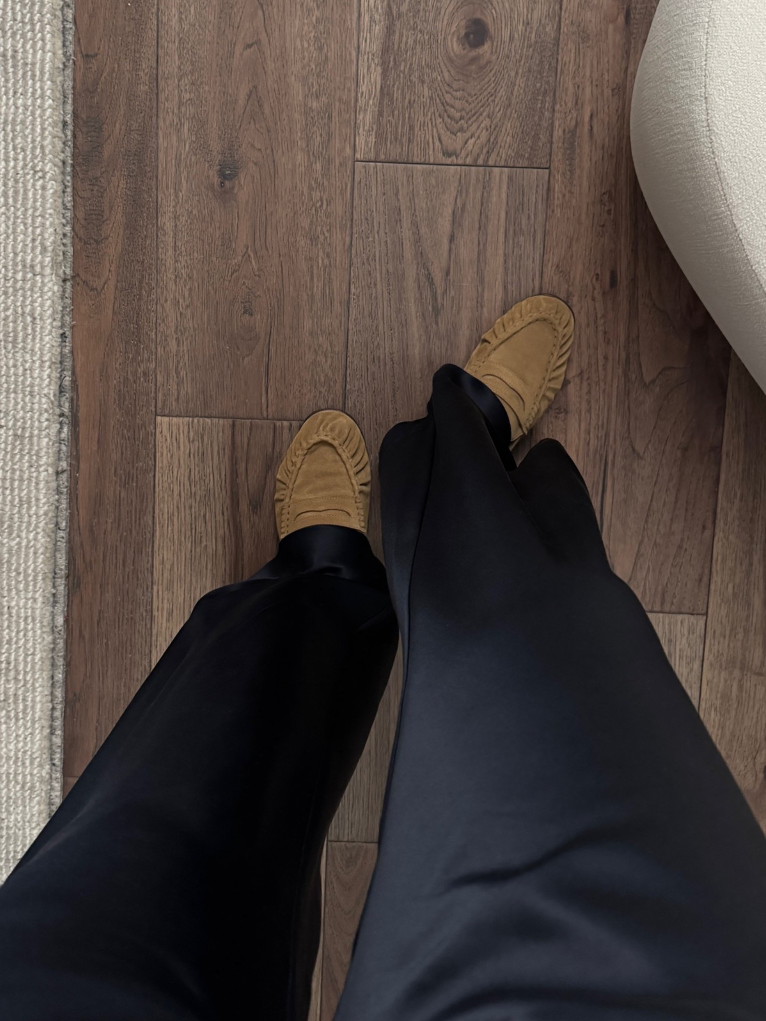 comfort first @sezane & @lilysilk
the perfect silk pants and comfortable suede loafers for spring/summer