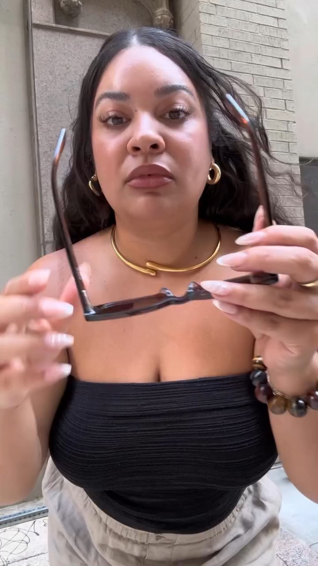 Sis is in her bag, Hello?! ☎️☎️

Outfit details: 
@everlane top
@zara shorts 
@zara shoes
@cosstores Sunnies 
@nordstrom bag 

#ootd #fashion #dayinmylife #vlog #lainfluencer