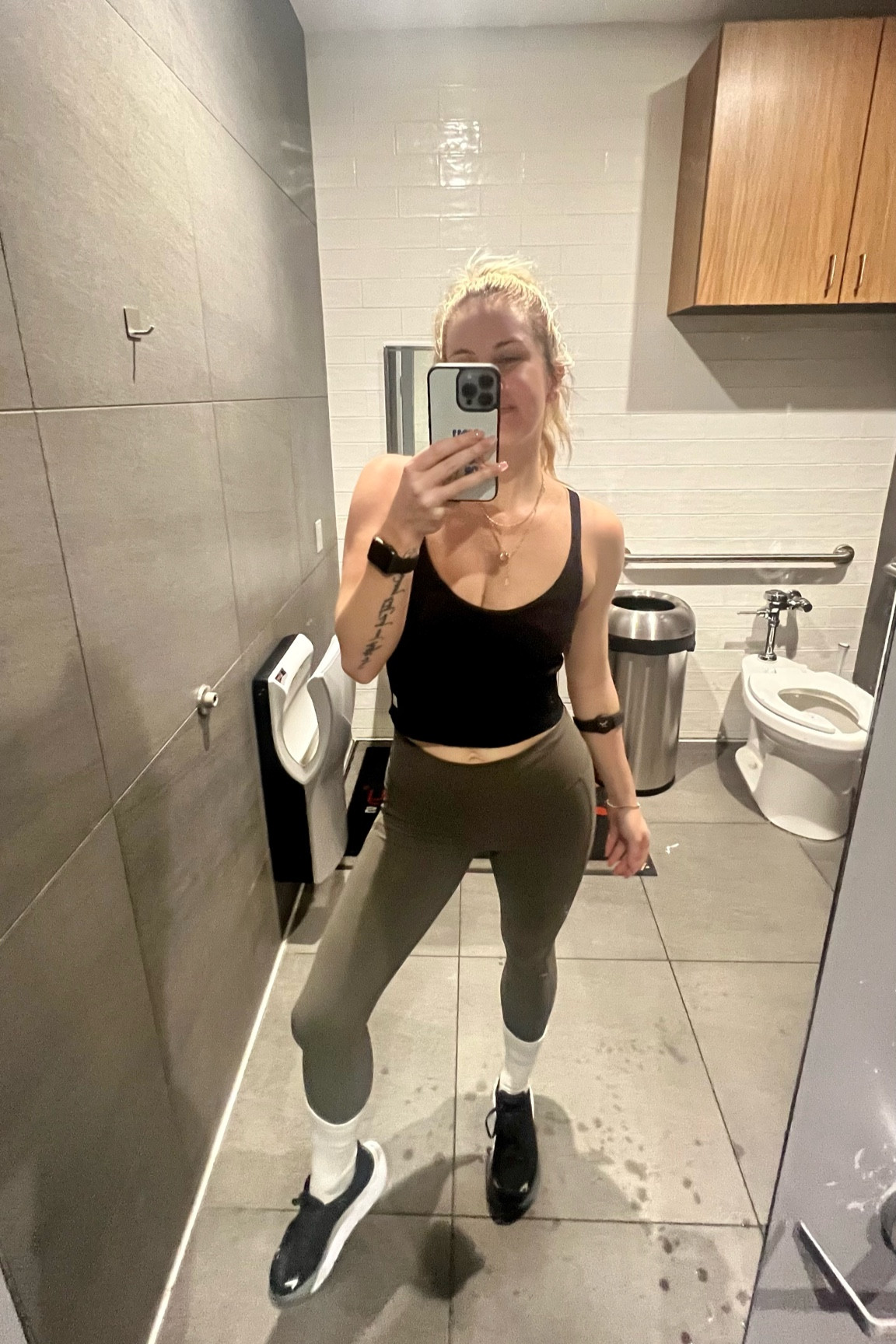 #workoutoutfit #athleteoutfit #orangetheoryoutfit #ootd #casualcute #casualfriday #vuori #hokas •• wearing small in leggings and Xsmall in tank (true to size)

#LTKfit #LTKFind #LTKstyletip