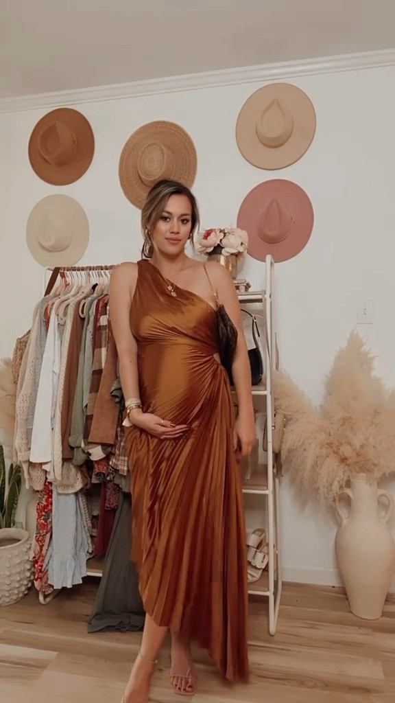 My absolute favorite fall bump friendly wedding guest dress was just restocked!! Use code ASHLEY40 For 40% off until December!! 

#LTKHoliday #LTKBump #LTKSeasonal