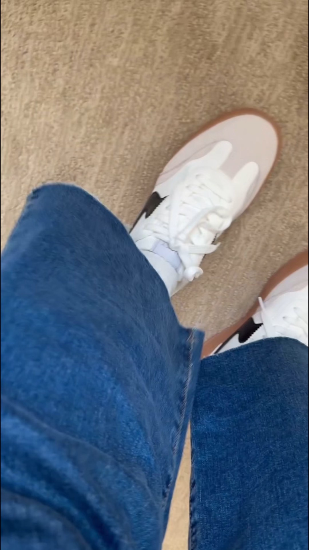 Casual but chic ✨ Wide leg jeans are my go-to for fall outfits, and I paired them with these white sneakers for the perfect everyday look. The sneakers are comfortable, versatile, and can be worn with jeans, leggings, or even a casual dress. 