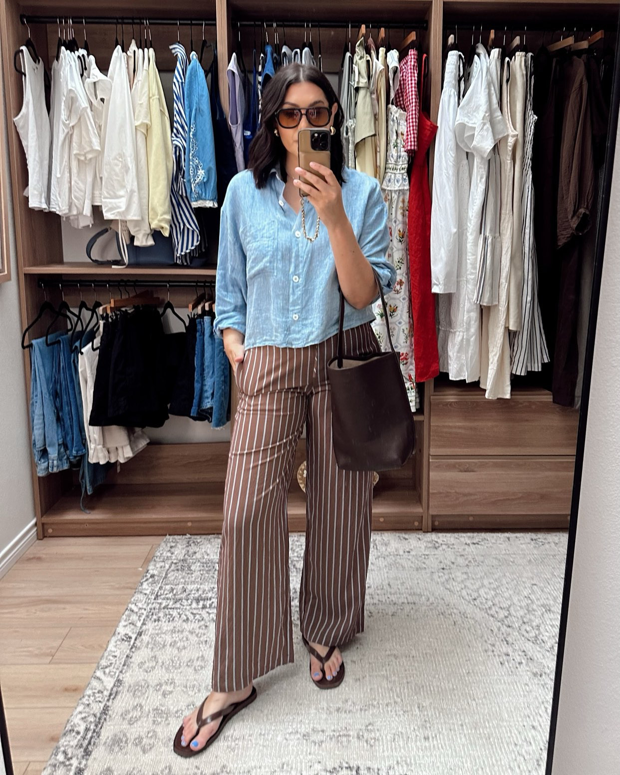 love these @madewell pants! They're a very lightweight cotton, so you can wear them in the summer. I'm in the medium but they're a touch tight at the hips / waist. 

I'm in the medium of the linen top! Runs big.  

 