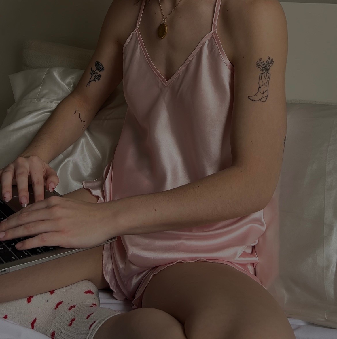 Valentine’s Day but make it quiet 🤍
Soft pinks, silk loungewear, and slow mornings that feel like self-love.
Linked on my LTK for cozy Valentine’s loungewear you’ll wear long after February 14th.

Keywords:
Valentine’s Day loungewear, pink silk pajamas, cozy Valentine’s outfit, romantic loungewear set, soft girl aesthetic, feminine sleepwear, self care Valentine’s Day, at home Valentine’s look, chic lounge set, aesthetic pajamas, cozy girl Valentine’s, gift ideas for her Valentine’s Day, neutral pink loungewear

#LTKwinter #LTKhome #LTKsale
