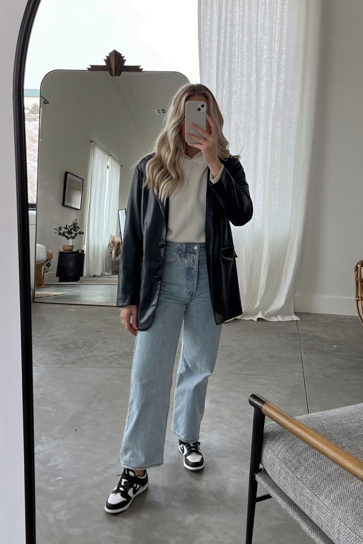 casual blazer outfit inspo 🖤 

#blazeroutfit #stylingblazers #casualoutfit #neutraloutfit 