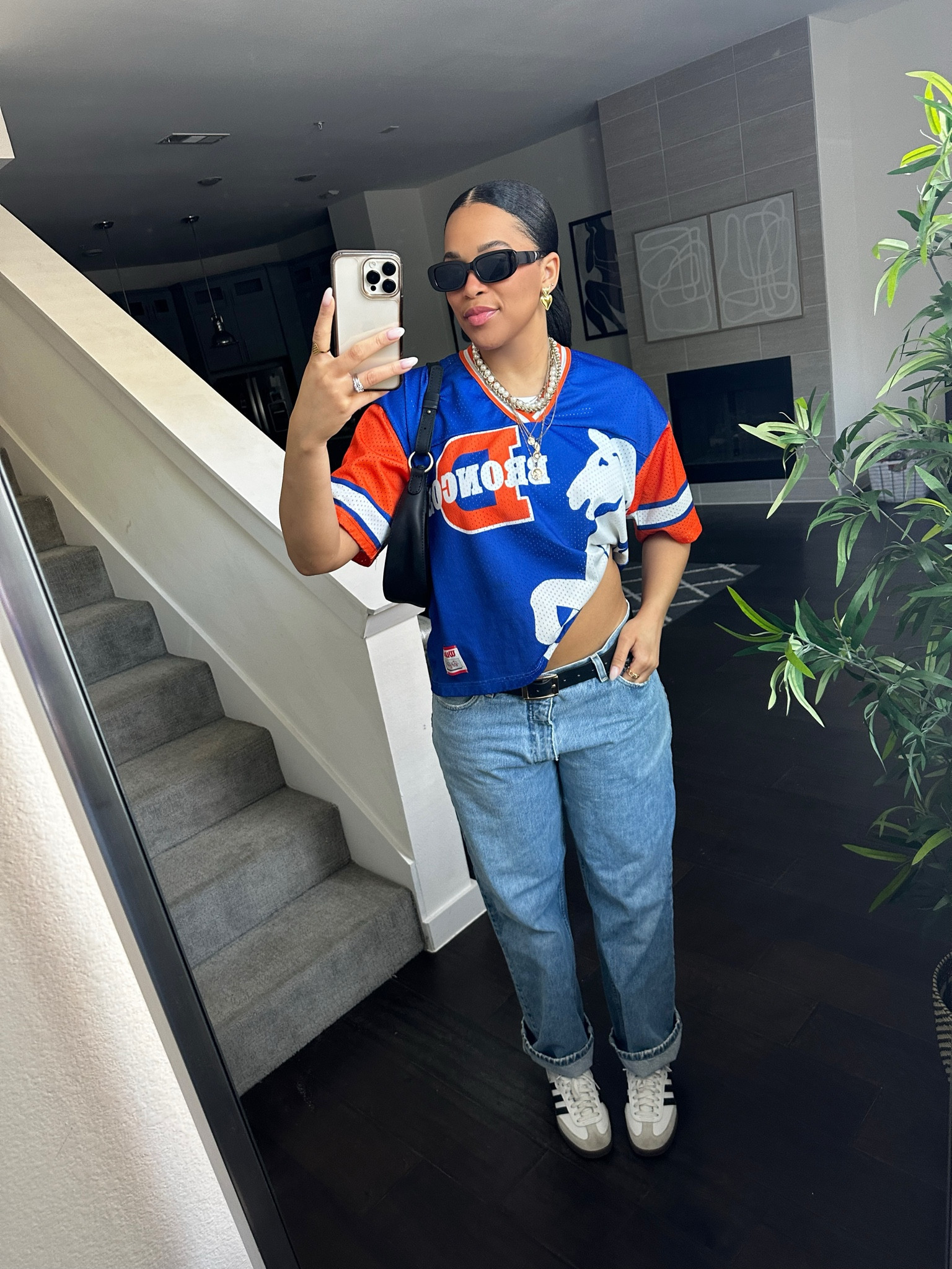 Simple jersey outfit 


Vintage football jersey, Denver Broncos jersey, baggy denim, simple outfit idea, adidas samba, pearl necklace, necklace stack, heart earrings, 

#LTKmidsize #LTKshoecrush