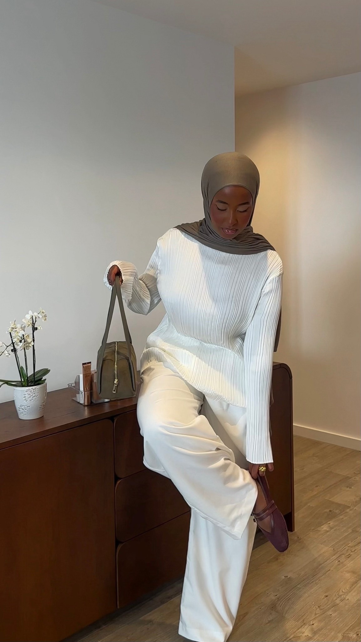 easy white & green outfit 🍃🤍

white Plisse top, white tailored smart trousers, brown mesh ballet flats, sage green bag