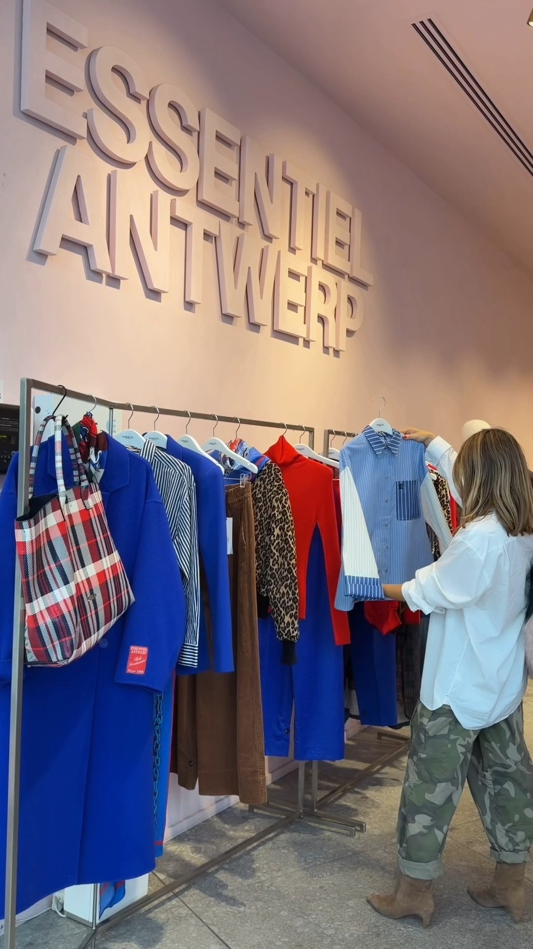 Popped in to my favourites at Essential Antwerp! everything so good, the checks, the fluff, the colours, the details 👌🏽