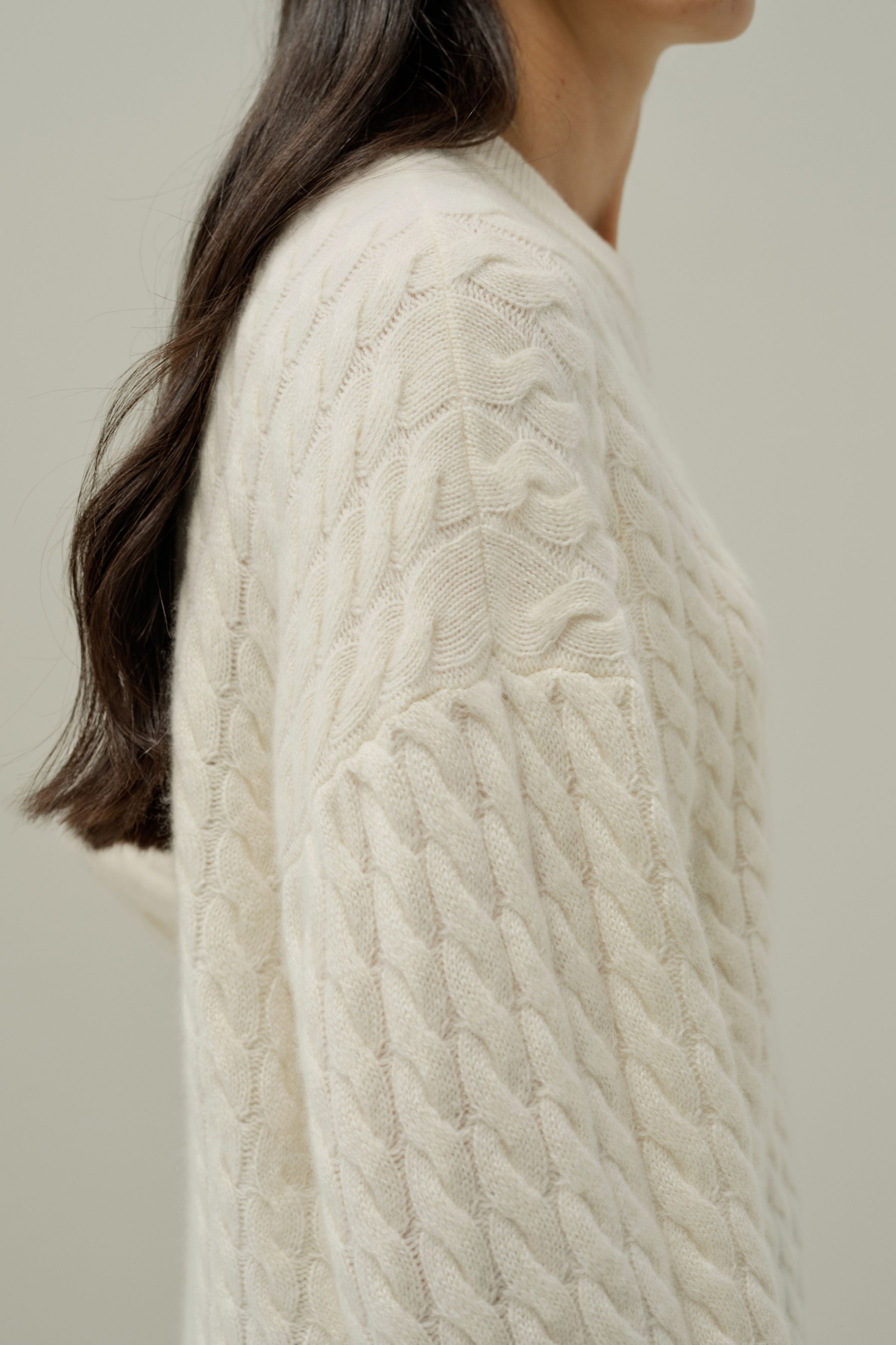 Round-Neck Cable-Knit Cashmere Sweater | LilySilk