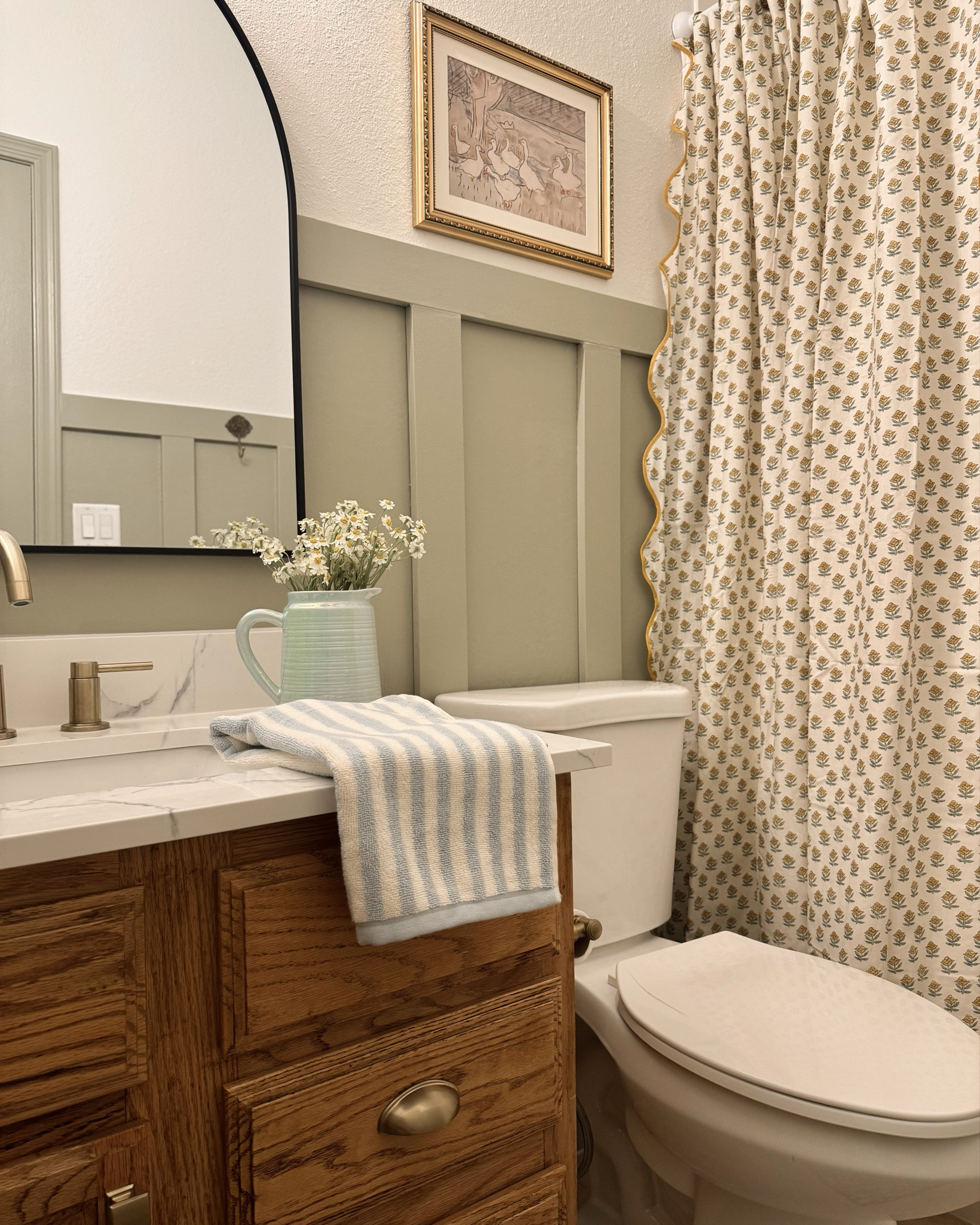 small bathroom ideas. shower curtain.

paint colors:

svelte sage (sherwin williams)
pure white (sherwin williams)


#LTKHome #LTKSeasonal #LTKSaleAlert