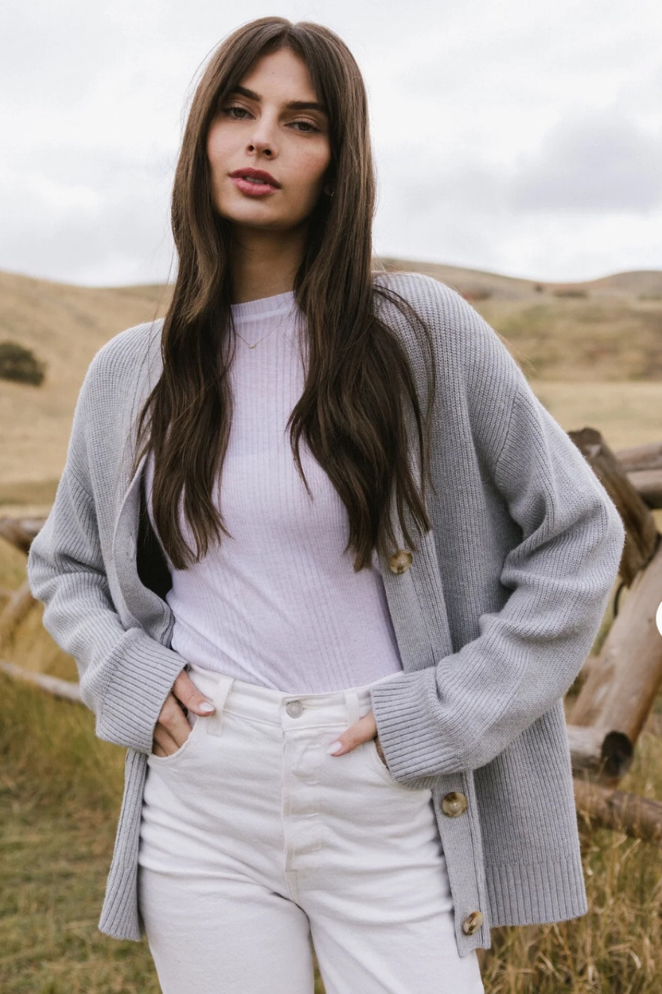 THIS CARDIGAN?! I’m a sucker for an old man sweater 😂 and if it’s loose and oversized, I’m even happier lol! This one from Cozy Earth HAS MY HEART!! Obsessed 🤍🤩