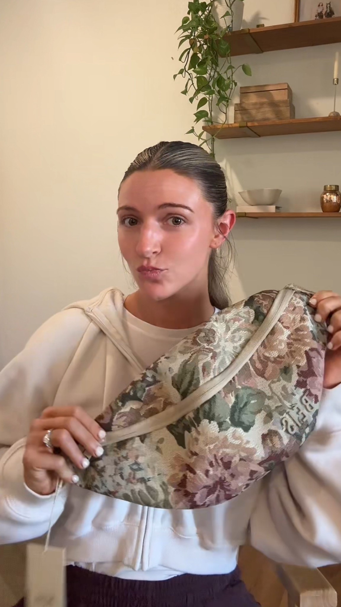 In loveee with this @Beis Travel floral bum bag!!! 🌸🌷🌼 



#beis #floral #bumbag #fashion #travel 