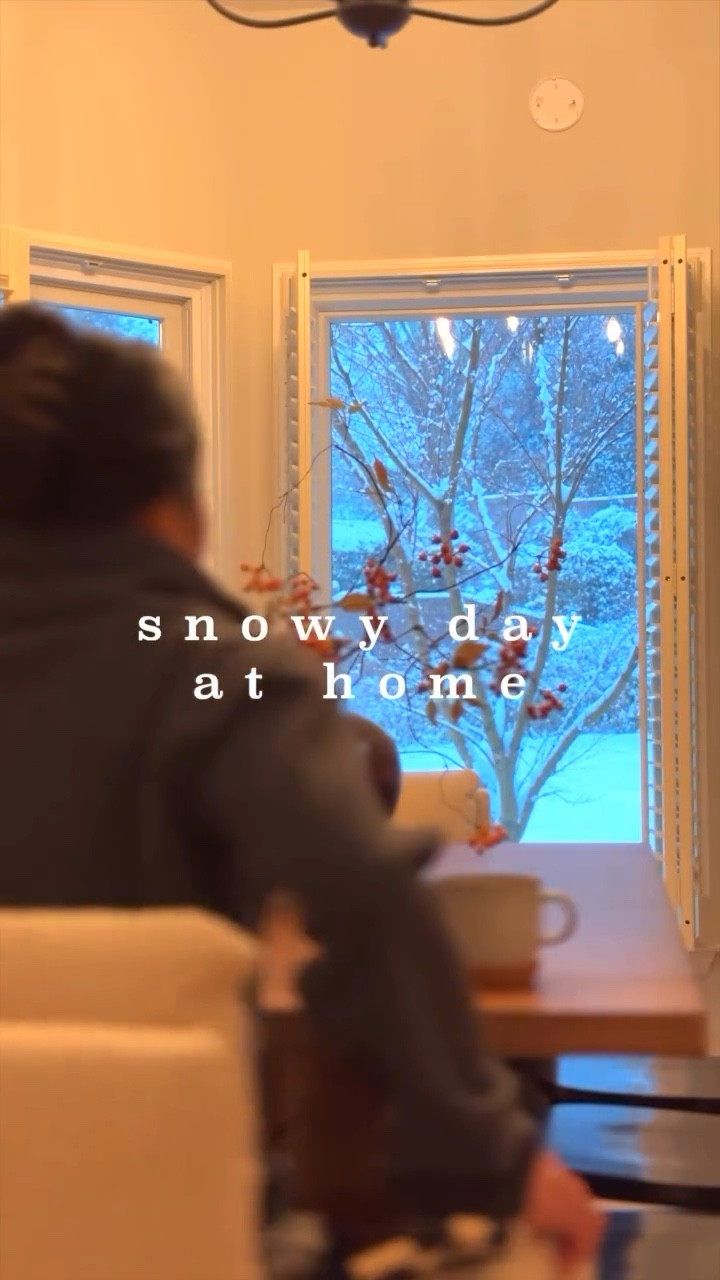 A snowy day outside, but inside it’s all cozy vibes ❄️ #snowday #snowvibes #cozyhome #homeinspiration #homesweethome #homedecor