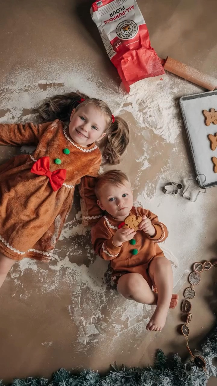 Christmas magic, baked fresh🎄👩🏼‍🍳✨ 

These were shot on my @nikonusa Z6 with my 24-70mm f/2.8 lens. The only light source was natural light from a nearby window. 

Gingerbread cookies are from @target and everything else is linked on my LTK!

#christmasphotography #christmasphotos #gingerbreadphotos #gingerbreadcookies #christmasinspiration