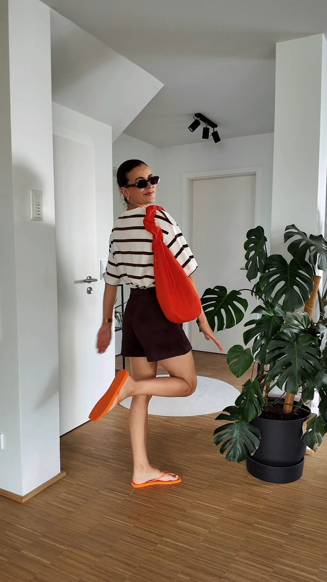 mein schrank: voll.
mein kopf: du hast nichts zum anziehen. 
ich: hold my pinterest. 🧡
heute: braun, streifen, ein bisschen orange - ziemlich anders als die inspo, aber ich liebe die farbkombi 🥹
wie findet ihr den look? 🫶

#LTKsummer #LTKstyletip #LTKdeutschland