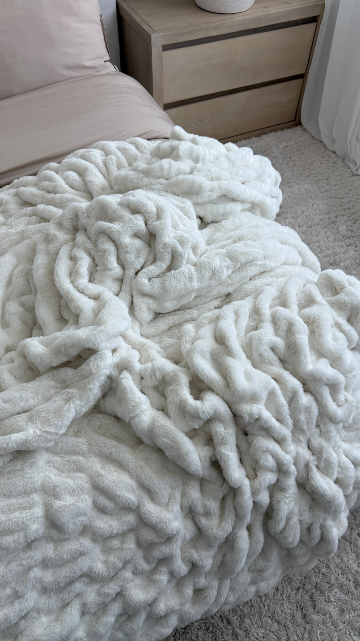 Finally got my hands on the viral Comfrt blanket!! Sooo soft. This is the color frost in xl mega dreamer 

#LTKHome