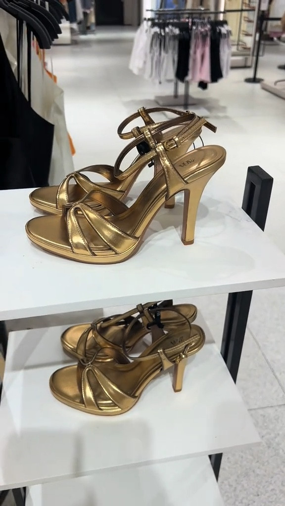 Gold Platform Heels | @zara

Size - 8

#LTKStyleTip #LTKPetite #LTKMidsize