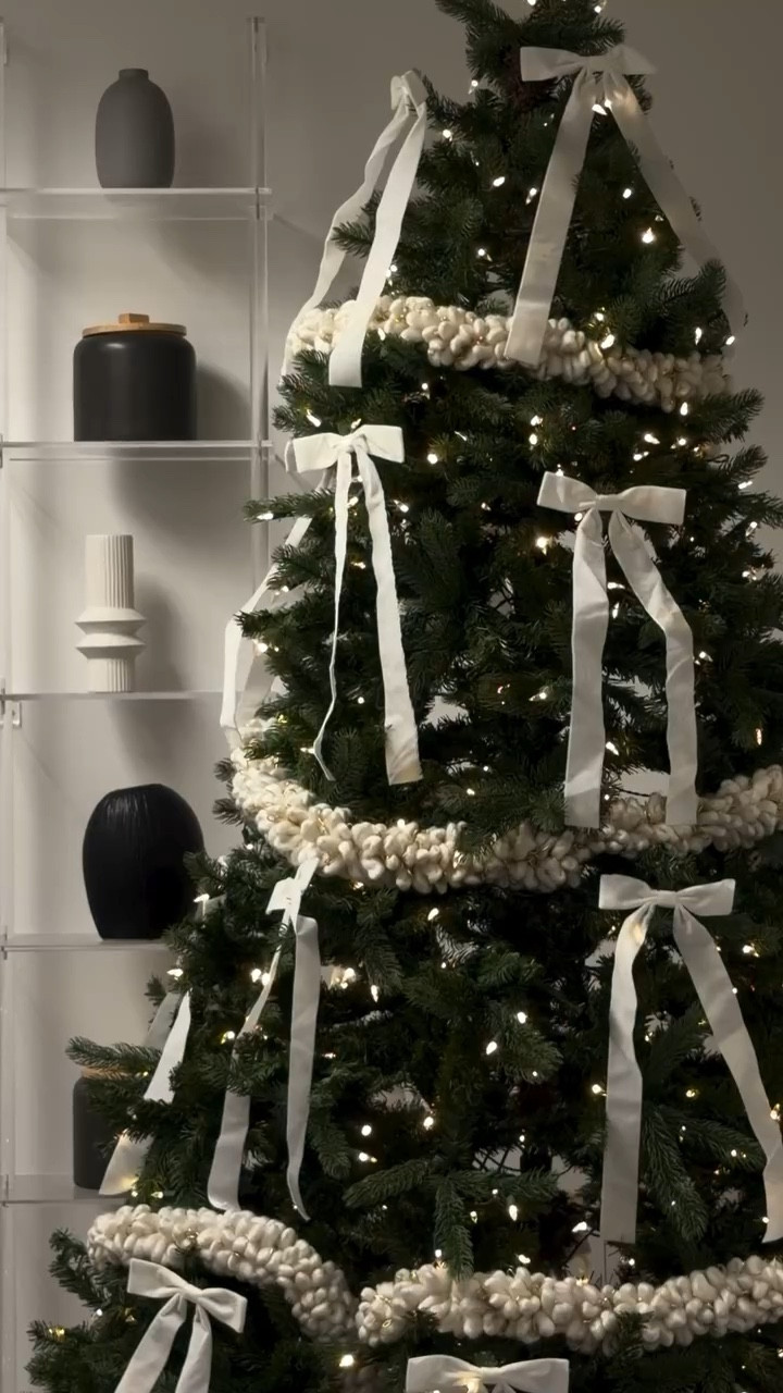 My second favorite holiday 🥂 first one is my birthday of course. But let’s get into this tree. 🌲#happyholidays #herratelier