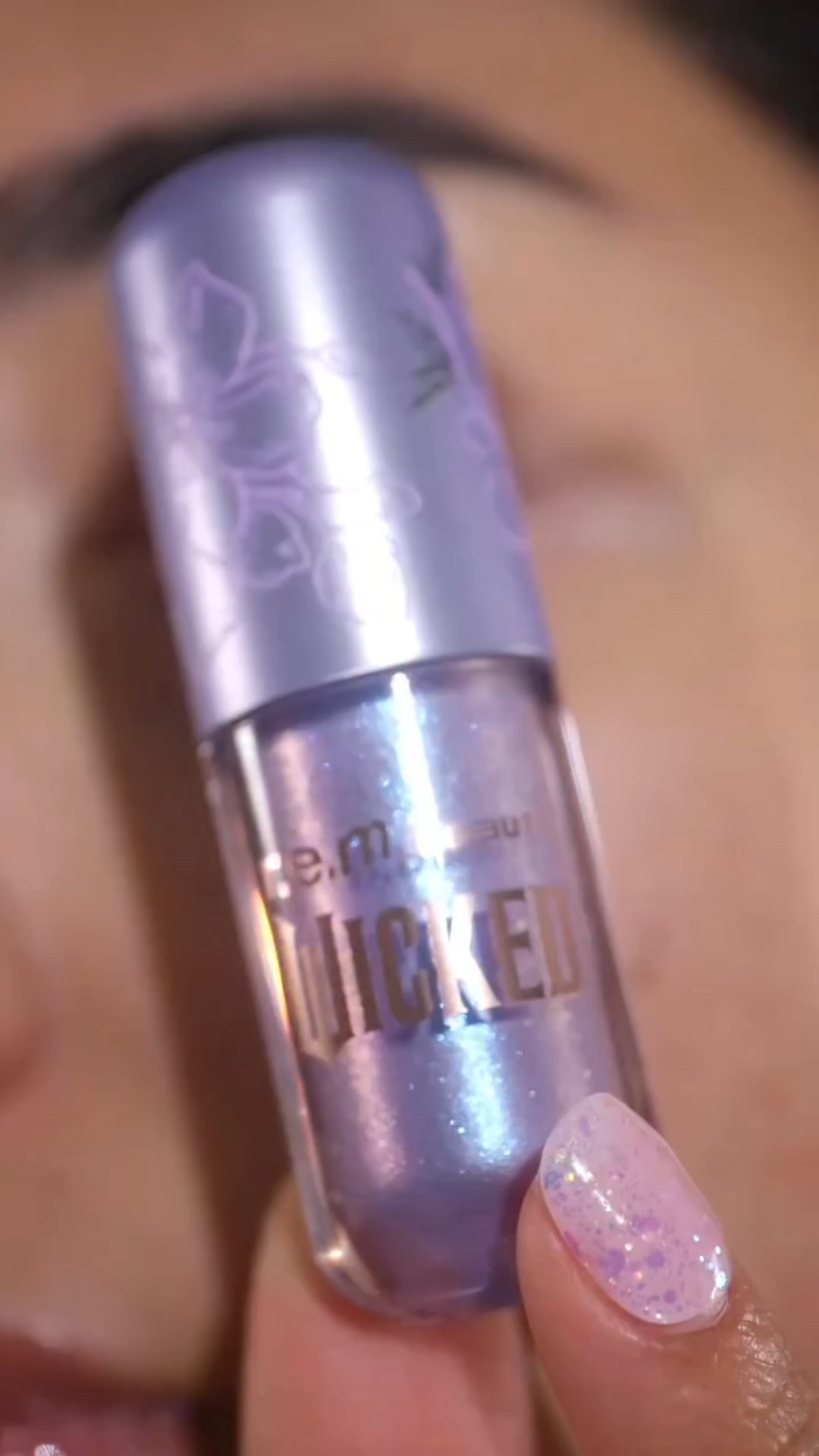 I’ve been Galinda-fied 🫧✨
@r.e.m.beauty x @wickedmovie Starlet Liquid Eyeshadow in Bubble of Brilliance 🫧 

Glinda makeup set available @ultabeauty 🫶🏼

#GlindaMakeupSet #sparklyeyeshadow #wickedforgood