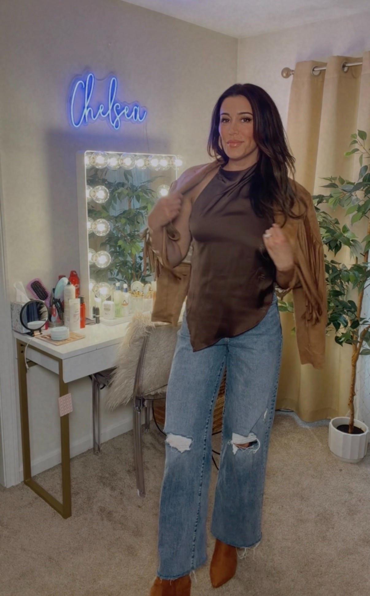 Halter top season isn’t over, it just got richer 🍫 

Loving this satin moment from @gorglitter ✨

#GorGlitter #GorGlitterStyle #HalterTop #SatinTop #FallOutfitInspo