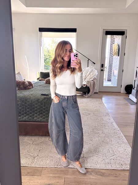 We went straight from skinny jeans to full on barrel jeans! haha jk but I love the wide leg pants style. I sized down in the pants and am in my true size in the top. @freepeople #FreePeoplePartner 