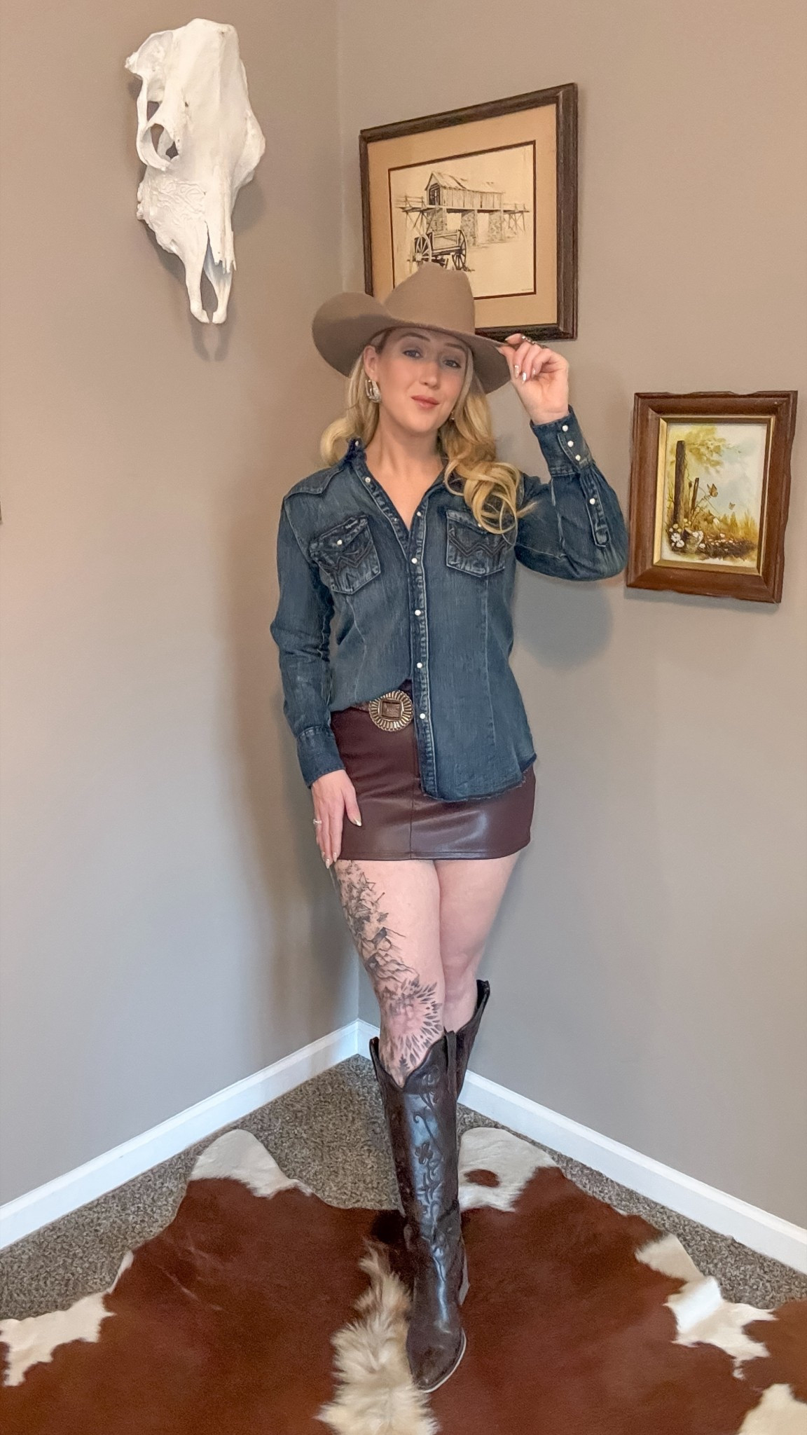 Obsessed with my newest pieces from @boot_barn_official ✨ This denim top is the cutest for all the fall fits. 

Top: @wrangler from @boot_barn_official 
Belt: @boot_barn_official 
Earrings: @hillbetty