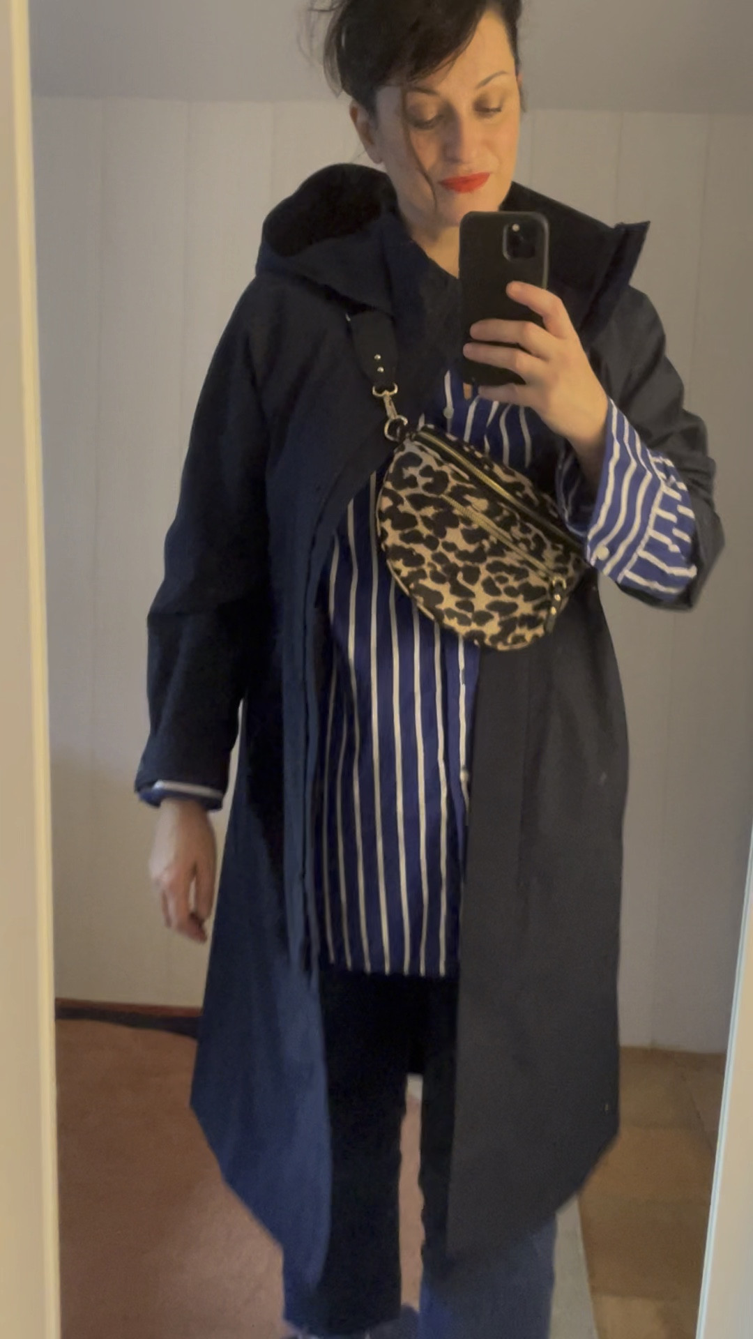 . Leopard print fanny pack #petitemendigote (linked)
. Navy blocktech coat #uniqlo (linked)
. Blue striped shirt #arket (similar, linked)
. Dark blue flare cropped "Sienna" jeans #mango (linked)
. White leather #Converse (linked)
. "Feed the flame" matte red lipstick #revlon (linked) 


#LTKmidsize #LTKautumn #LTKfrance