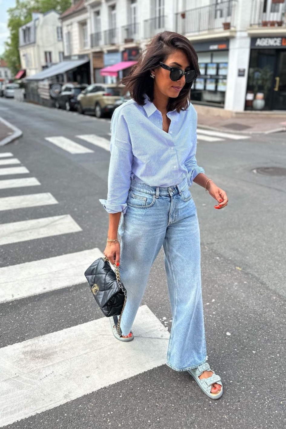 jean ample taille basse bleu clair, jean Arket, chemise à rayures fines, chemise rayée bleue et blanche, dad sandales Chanel, sandales Chanel en jean, sac Flip 19 Chanel, sac à main en cuir noir, street style, look casual, look de tous les jours 

#LTKeurope #LTKstyletip