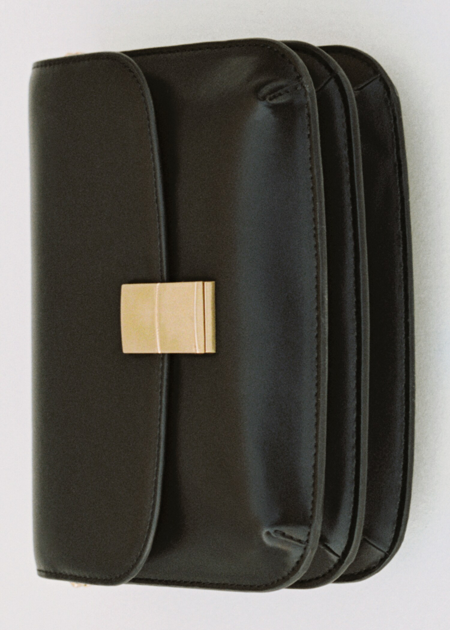 Sac bandoulière fermeture métallique - Femme | MANGO France métropolitaine | Mango EU