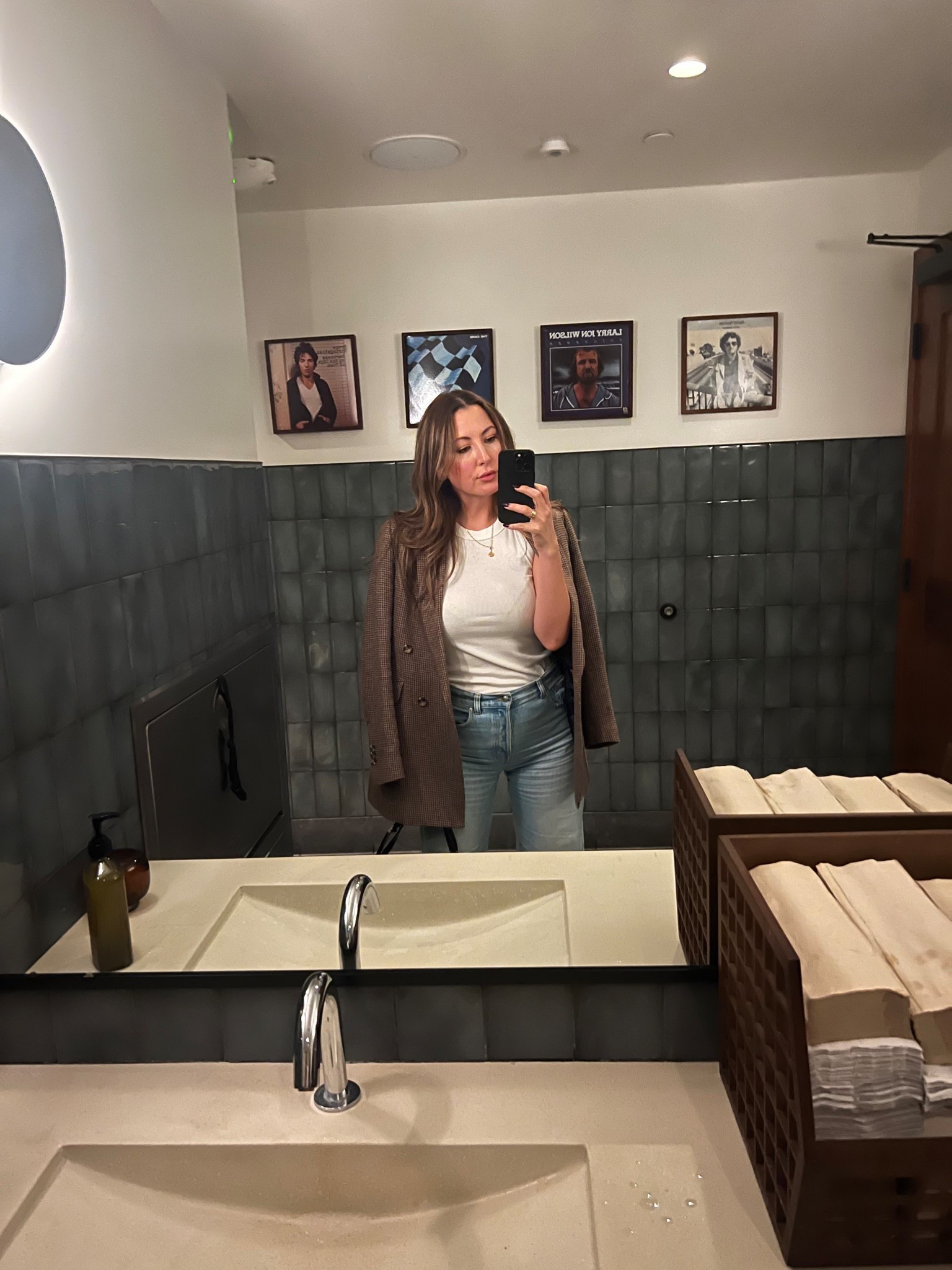 Old Navy White Tank Top ON SALE + Madewell Barrel Leg Denim

#LTKFindsUnder100 #LTKFindsUnder50 #LTKSaleAlert