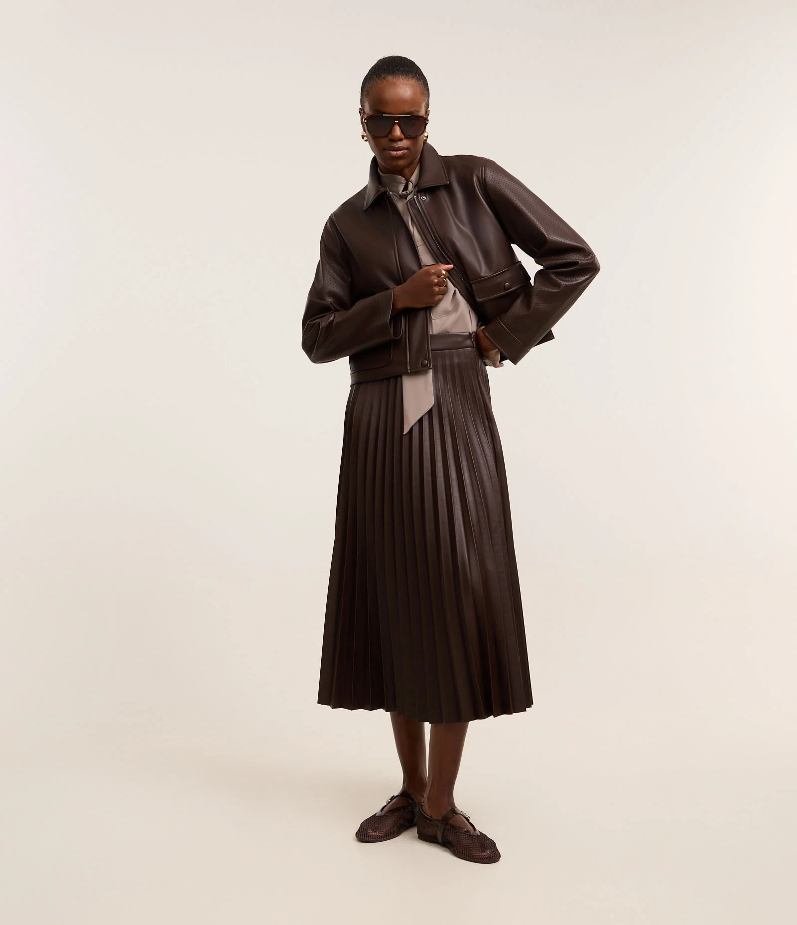 Saia Midi em PU com Cós Alfaiatada e Textura Plissada Marrom Café - Lojas Renner | Renner (BR)