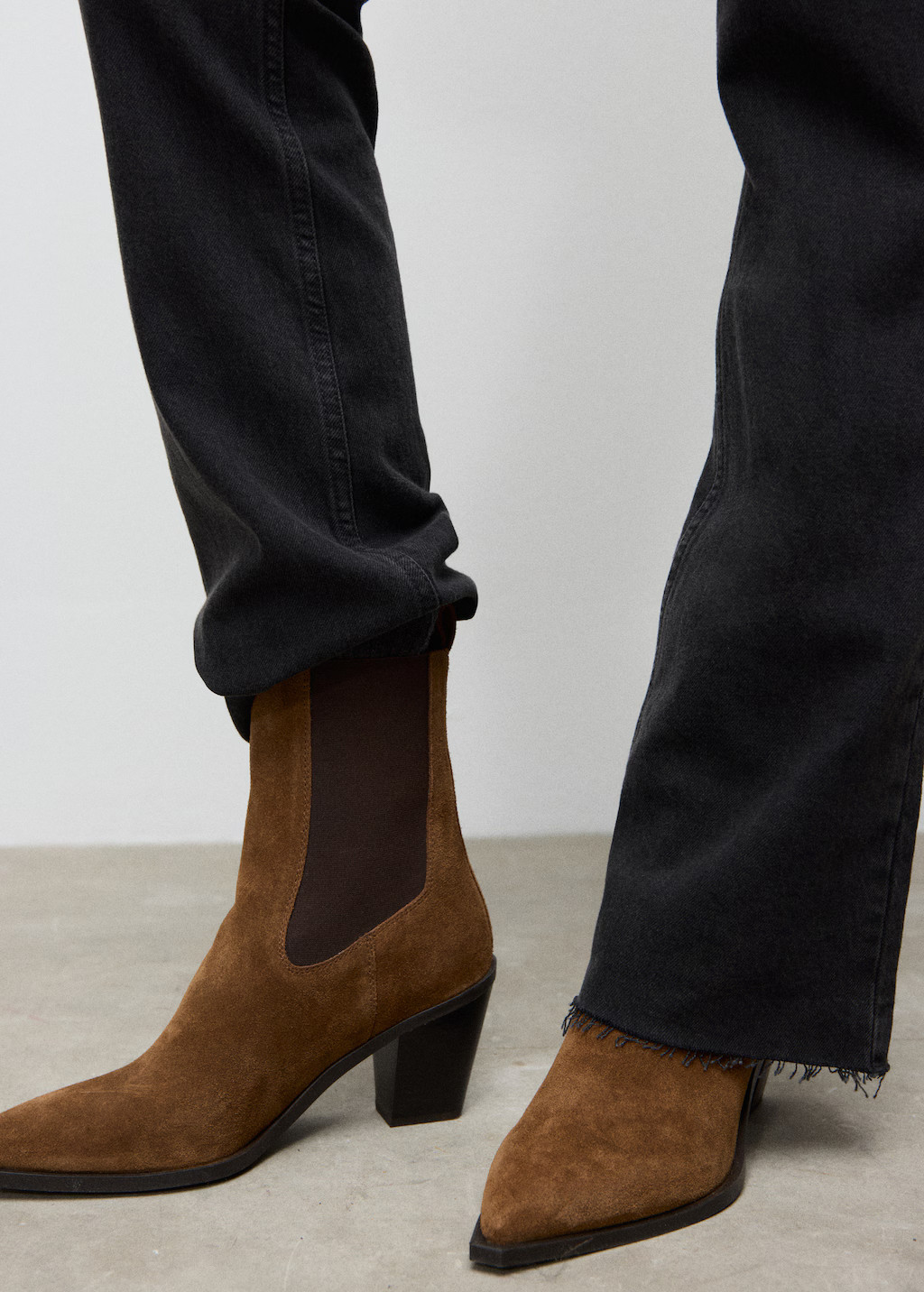 Suede ankle boots with pointed toe and block heel | Mango (US/MX/AU)
