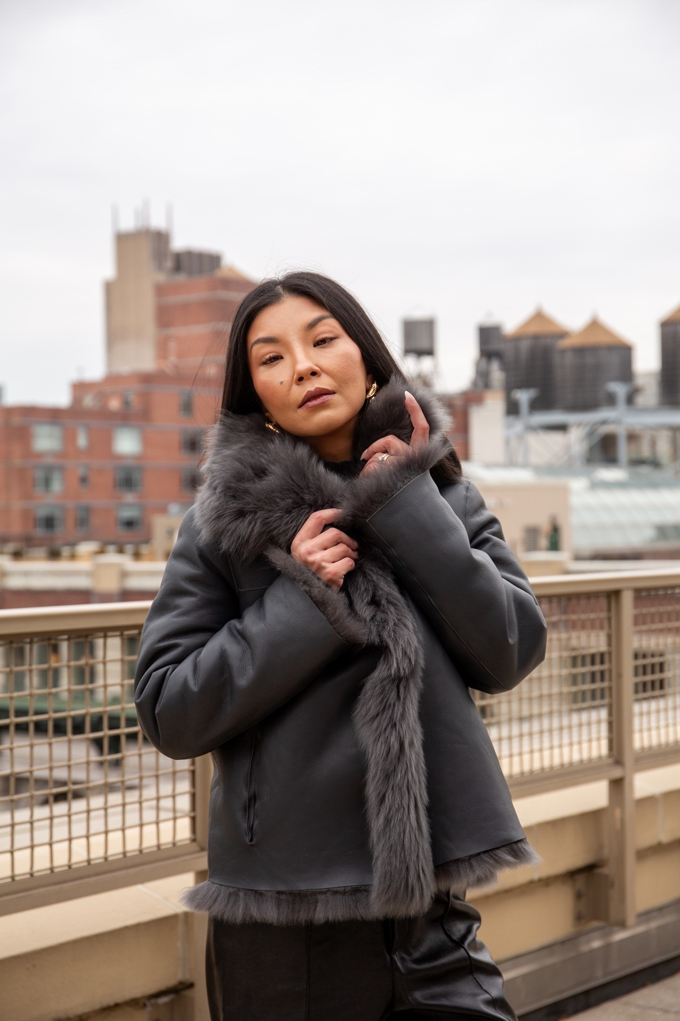 Too cold? Not in this coat 😌❄️ @overlandsheepskin
Double the style, double the warmth.
Cold outside, cozy inside.
Winter mode: activated.
#overlandsheepskin #myoverland #reversiblejacket #winterfashion 



#LTKOver40 #LTKootd #LTKSeasonal