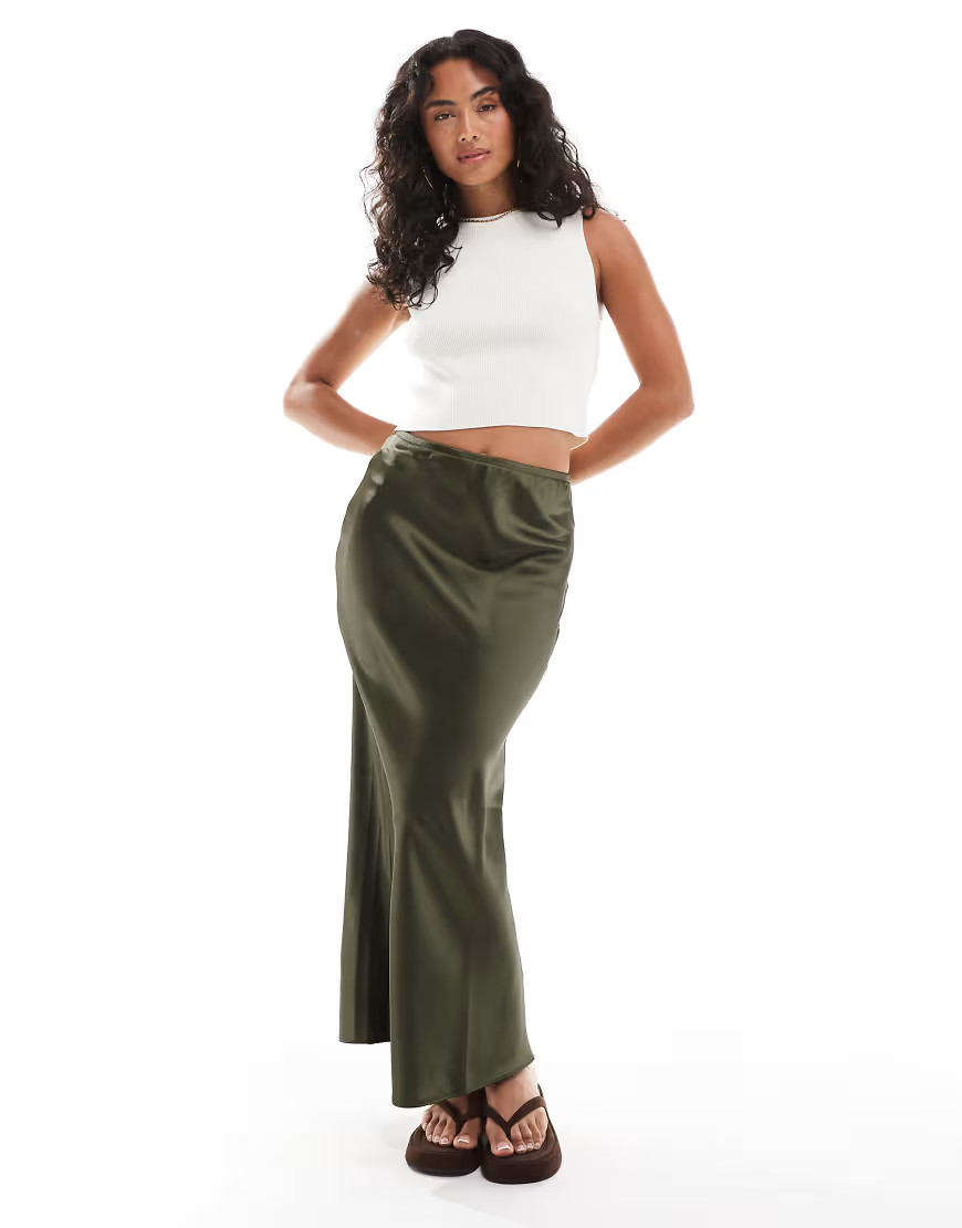 New Look – Asymmetrischer Satin-Midirock in Khaki-Grün | ASOS (Global)