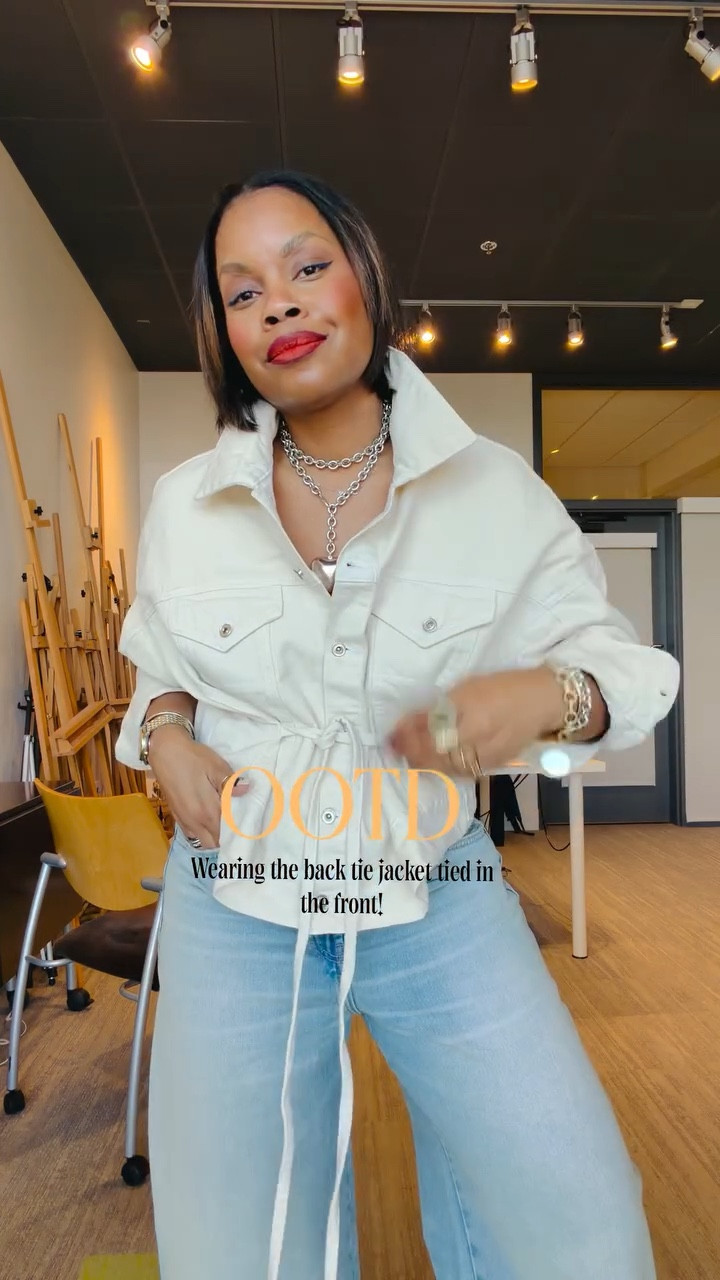 Happy Friday!! This is such a cute jacket - it’s intended to be tied in the back, but the front is the real vibe! Let me know what y’all think!
•
•
Spring style, jacket style, denim style,