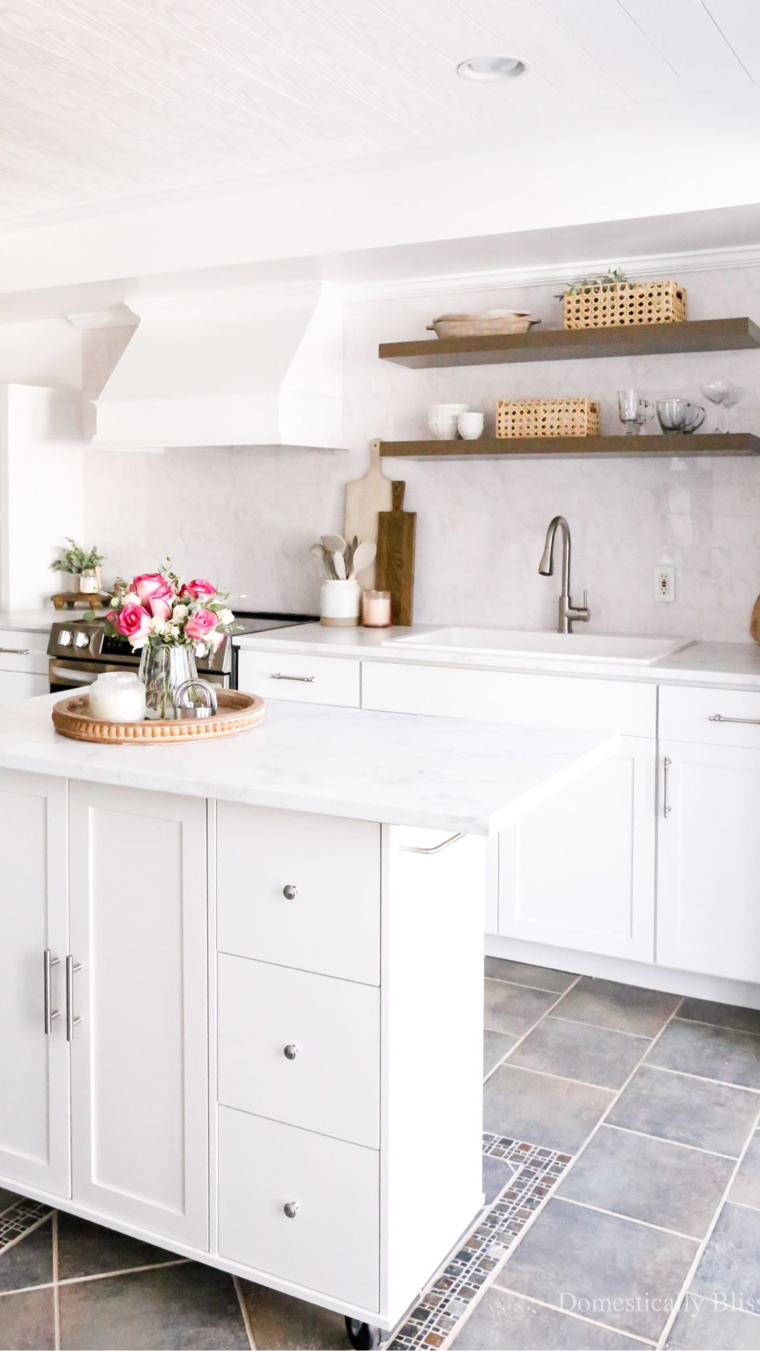 A little tour of our DIY small kitchen that we created in my parent’s mother-in-law’s suite.

See details:
https://domesticallyblissful.com/diy-small-kitchen-tour/

🔗 Join our newsletter: https://domesticallyblissful.com/newsletter/ 


#LTKHome #LTKvlog #LTKdayinmylife