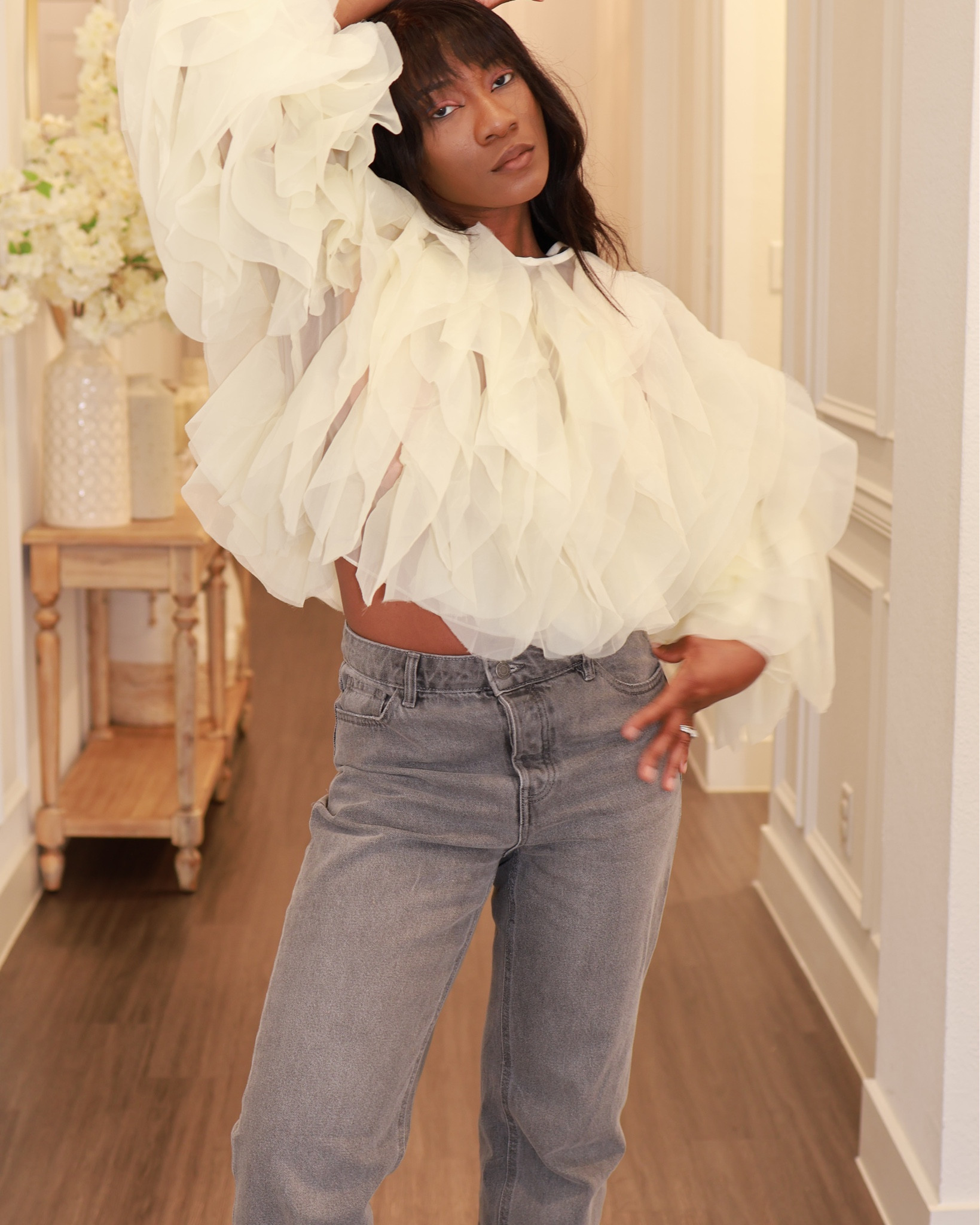 This ruffle blouse is screaming spring 🌸 and its just perfect!!