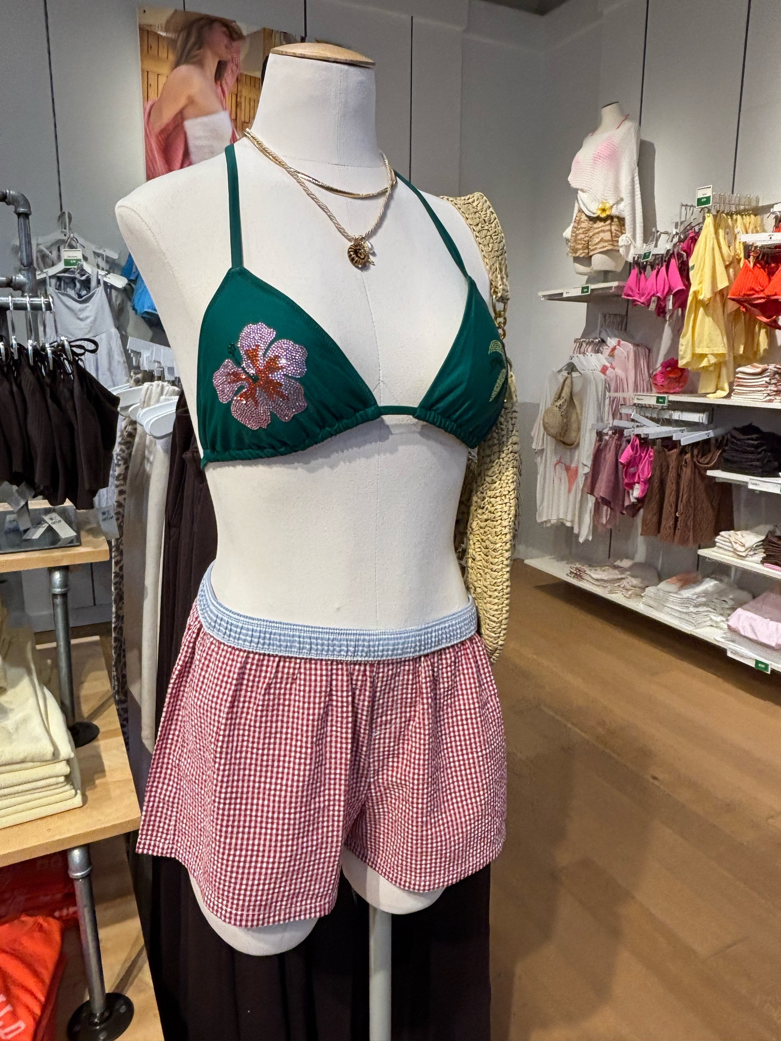 Beach look on sale
Bikini 
Boxer shorts 
On sale 

#LTKSwim #LTKSaleAlert #LTKootd